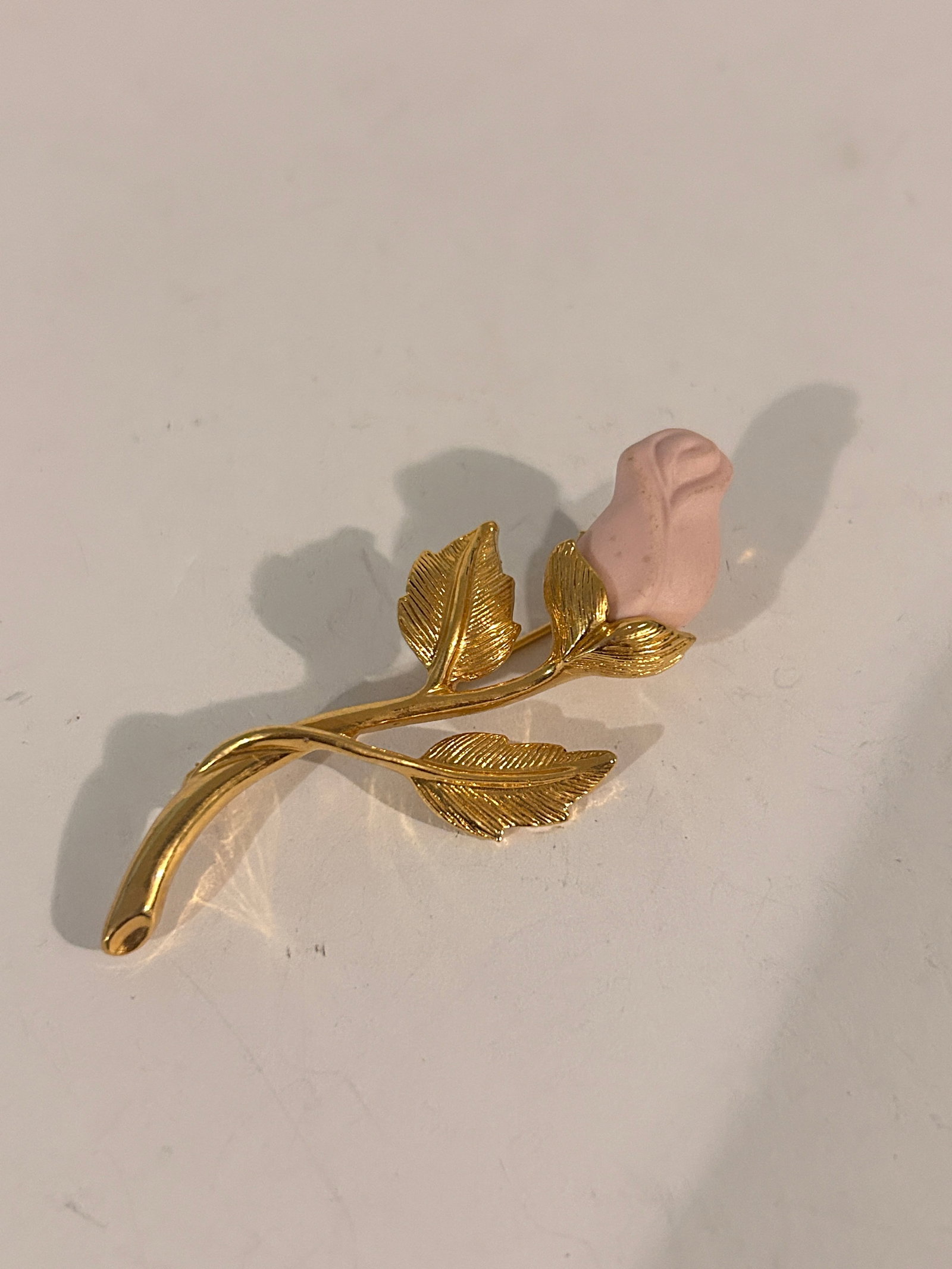 Vintage Avon gold-tone brooch featuring a porcelain rose: Vintage Avon gold-tone brooch featuring a porcelain rose Please view all photos as they are part of the description and condition of this Item, Feel free to contact me with questions or picture reques