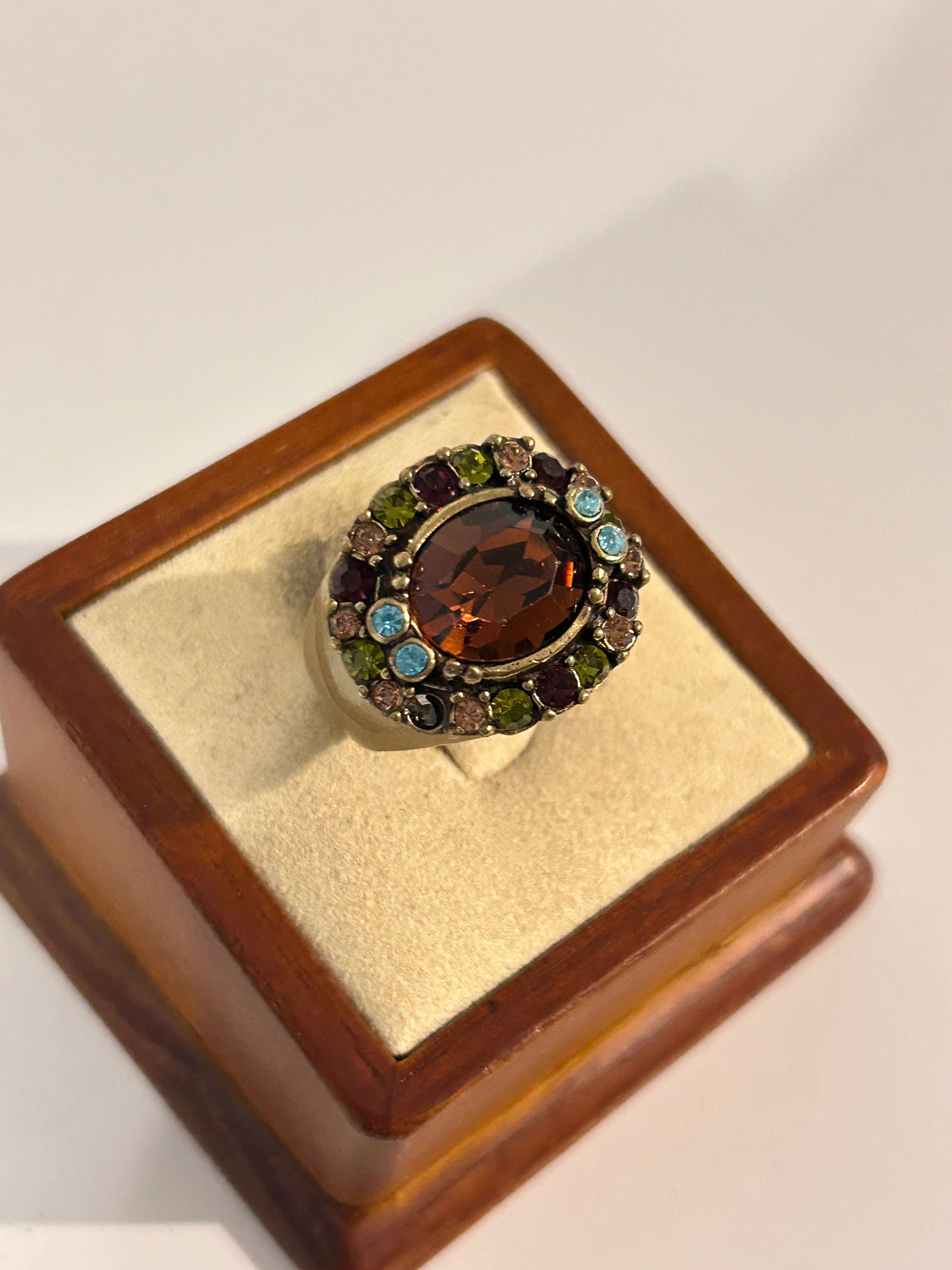 Heidi Daus Amethyst Amber Color Crystal Ring 7": Heidi Daus Amethyst Amber Color Crystal Ring 7" Please view all photos as they are part of the description and condition of this Item, Feel free to contact me with questions or picture requests! Used