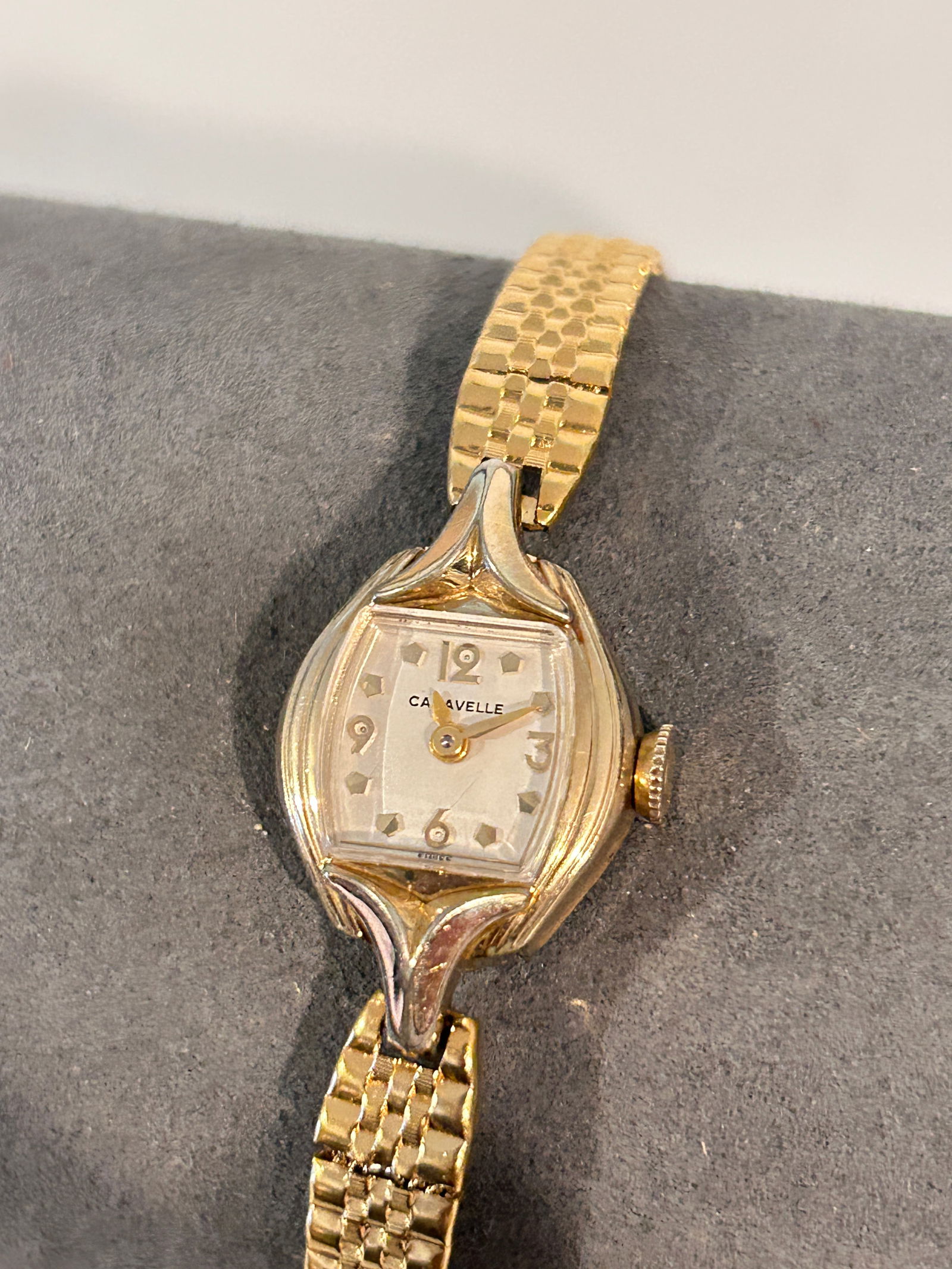 1975 N5 Caravelle Gold Tone Winding Ladies working Watch (1 of 4)
