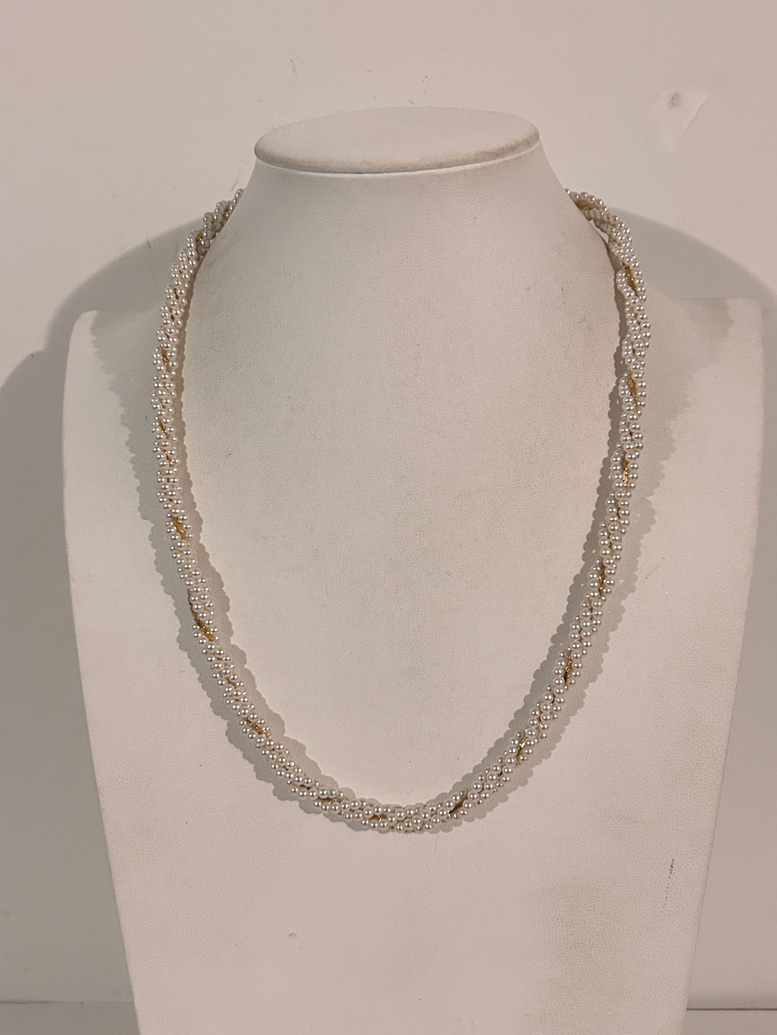Vintage Faux Pearl Necklace Sz 21": Vintage Faux Pearl Necklace Sz 21" Please view all photos as they are part of the description and condition of this Item, Feel free to contact me with questions or picture requests! Used Item AS IS