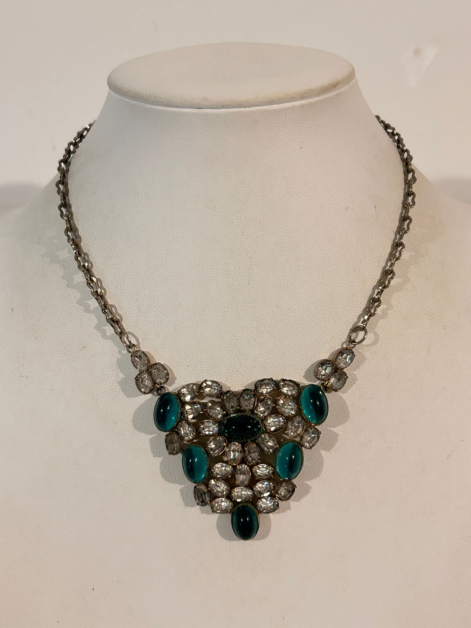 Vintage-style bib necklace with emerald green and clear crystal rhinestones Coro Style 16": Vintage-style bib necklace with emerald green and clear crystal rhinestones Coro Style 16" Please view all photos as they are part of the description and condition of this Item, Feel free to contact m