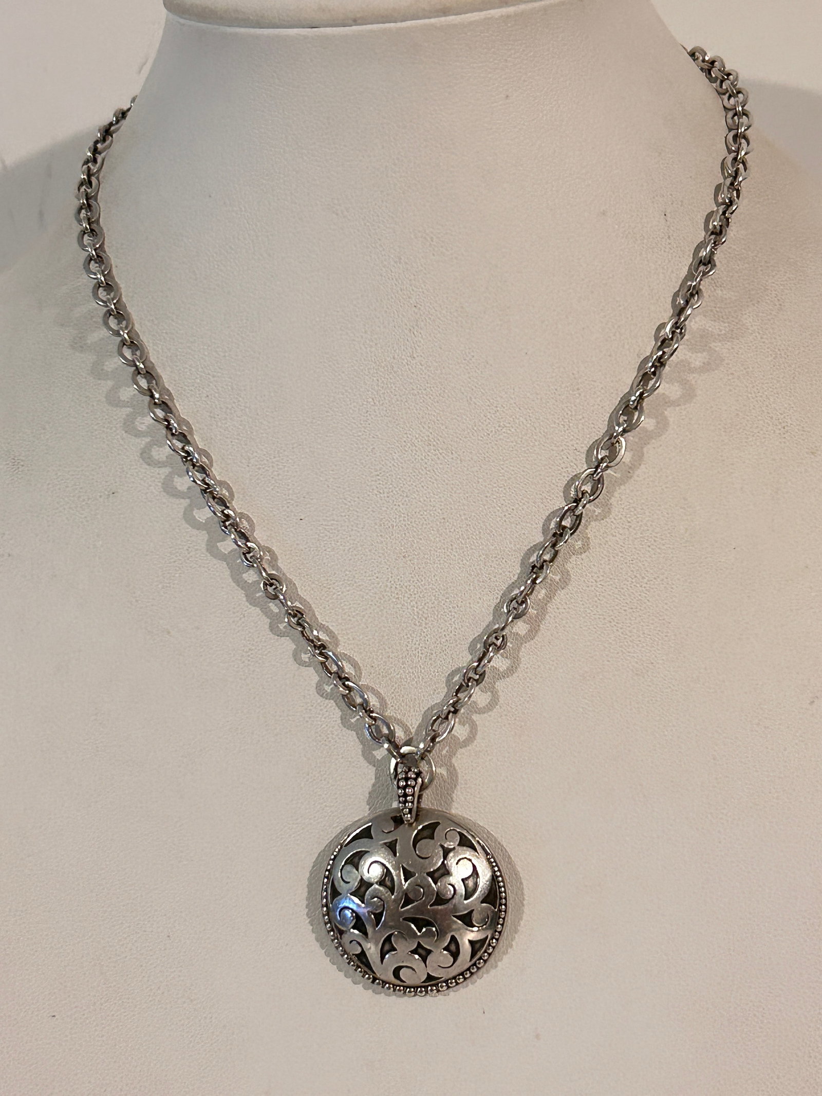 Lois Hill Bali Indonesia sterling Silver 925 Round Pendant Toggle necklace 18": Lois Hill Bali Indonesia sterling Silver 925 Round Pendant Toggle necklace 18" Please view all photos as they are part of the description and condition of this Item, Feel free to contact me with quest