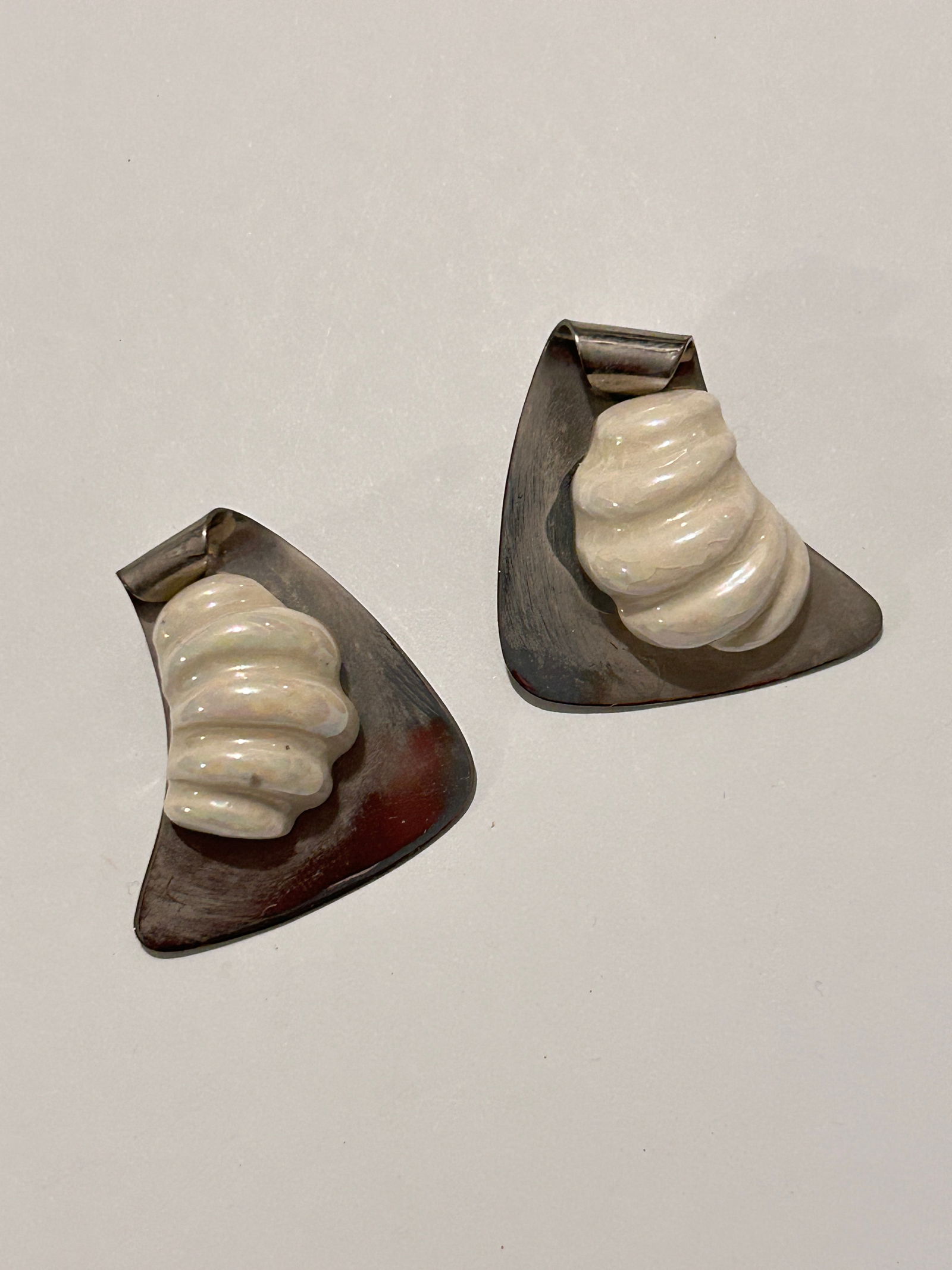 Vintage Fashion Ceramic Earrings: Vintage Fashion Ceramic Earrings Please view all photos as they are part of the description and condition of this Item, Feel free to contact me with questions or picture requests! Used Item AS IS