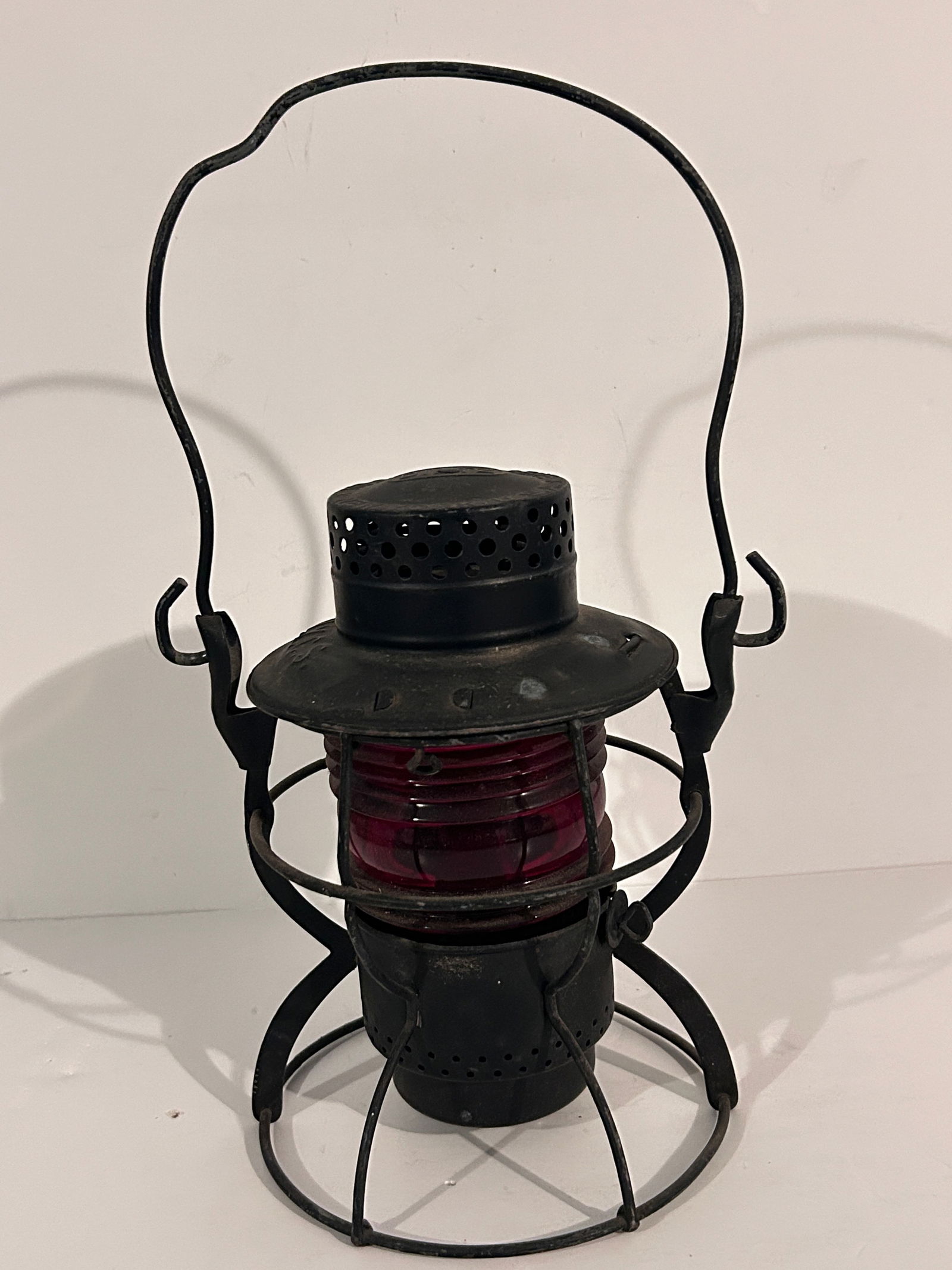 Vintage Dietz New York # 999 lantern Red Globe: Item comes exactly as shown Know what you are bidding on. Carefully refer to and examine all photos, ask questions, do research, etc., to determine (Authinticity) . before bidding in order to determin