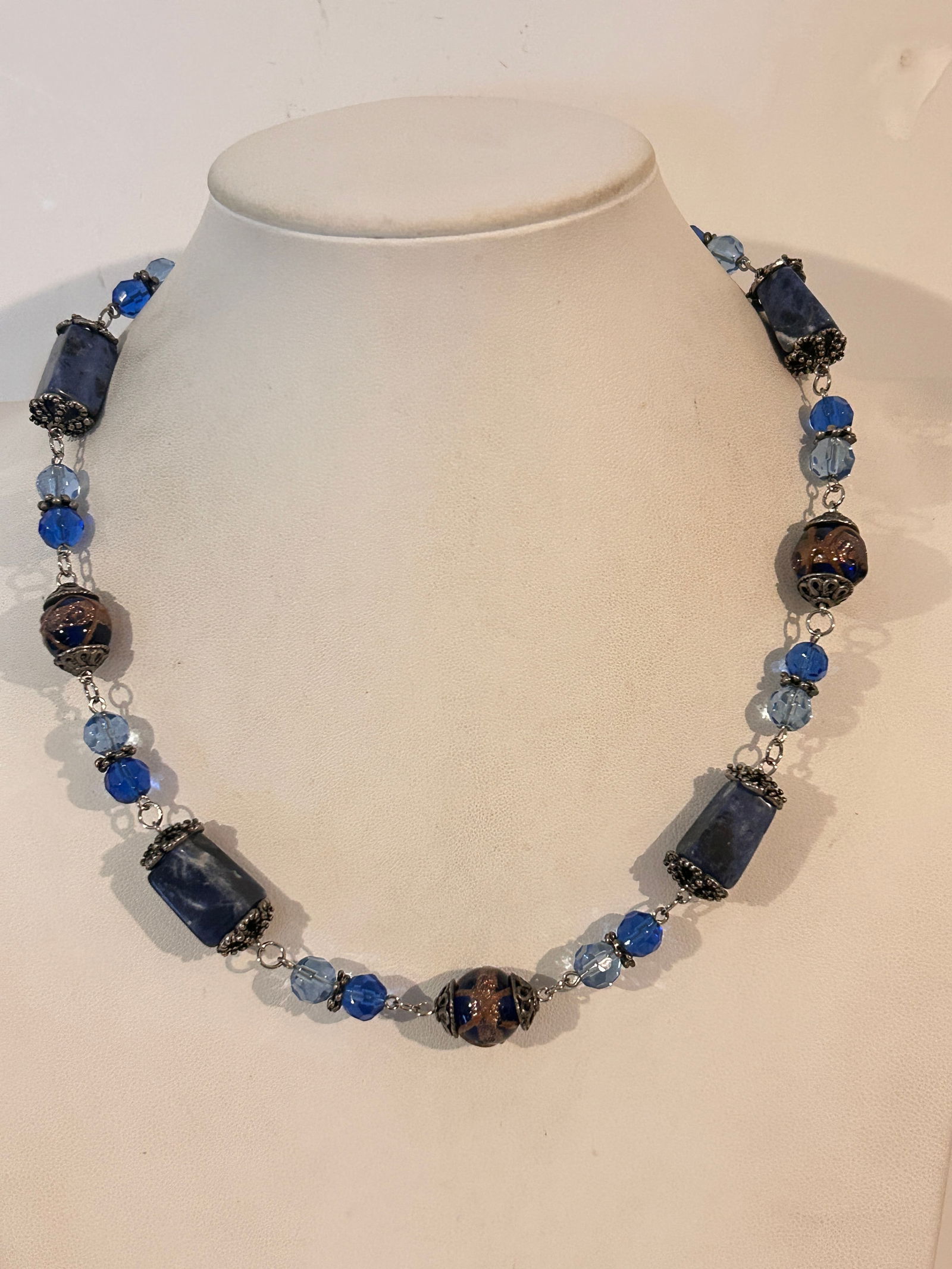 Blue Glass Bead Necklace Lizard Toggle Clasp 18": Blue Glass Bead Necklace Lizard Toggle Clasp 18" Please view all photos as they are part of the description and condition of this Item, Feel free to contact me with questions or picture requests! Used
