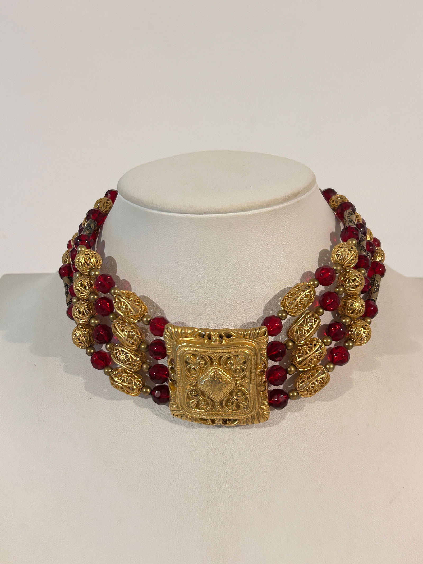 Vintage 1980s Red Lucite gold tone Collar Necklace 13": Vintage 1980s Red Lucite gold tone Collar Necklace 13" Please view all photos as they are part of the description and condition of this Item, Feel free to contact me with questions or picture requests