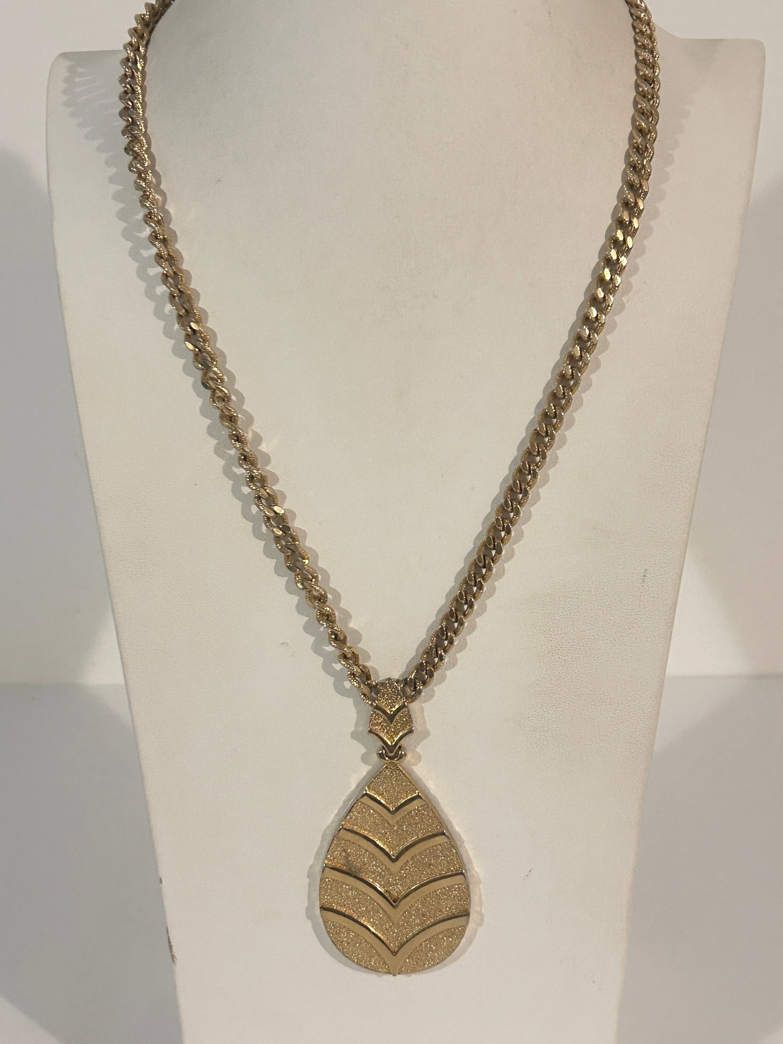 Vintage Gold tone tear drop pendant Necklace 24": Vintage Gold tone tear drop pendant Necklace 24" Please view all photos as they are part of the description and condition of this Item, Feel free to contact me with questions or picture requests! Used