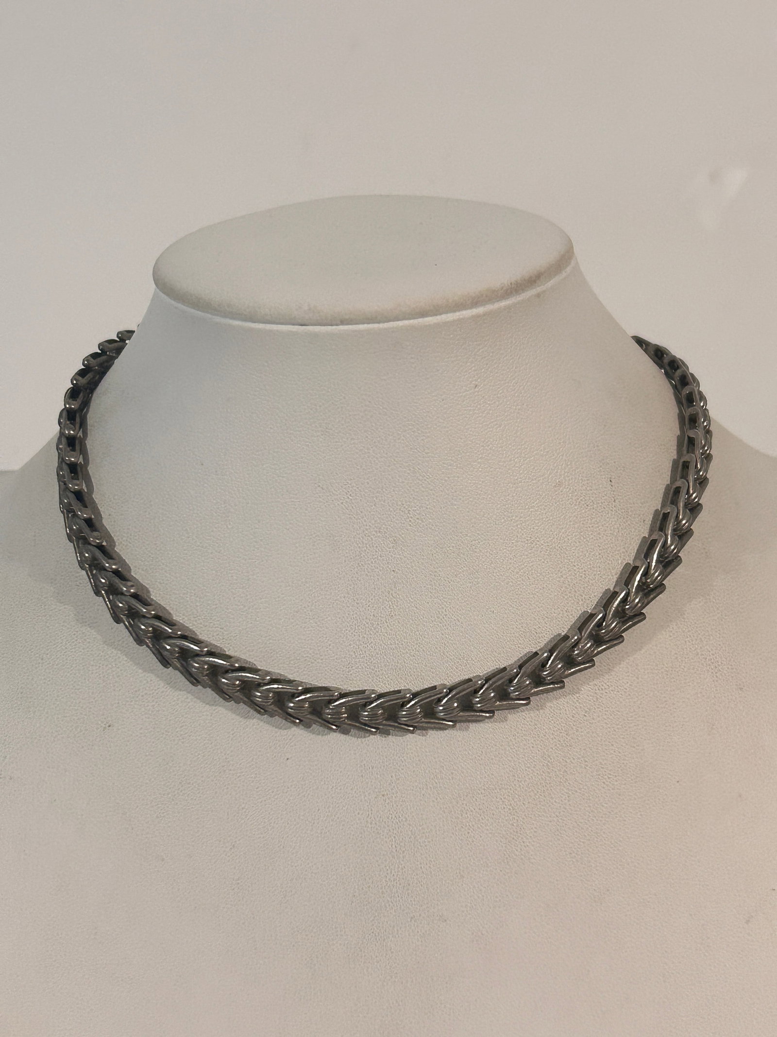 Vintage silver-plated wheat chain necklace 13": Vintage silver-plated wheat chain necklace 13" Please view all photos as they are part of the description and condition of this Item, Feel free to contact me with questions or picture requests! Used I