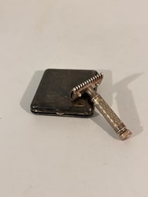Vintage Gillette Tuckaway safety razor in its original travel case. Produced in the 1920s and 1930s