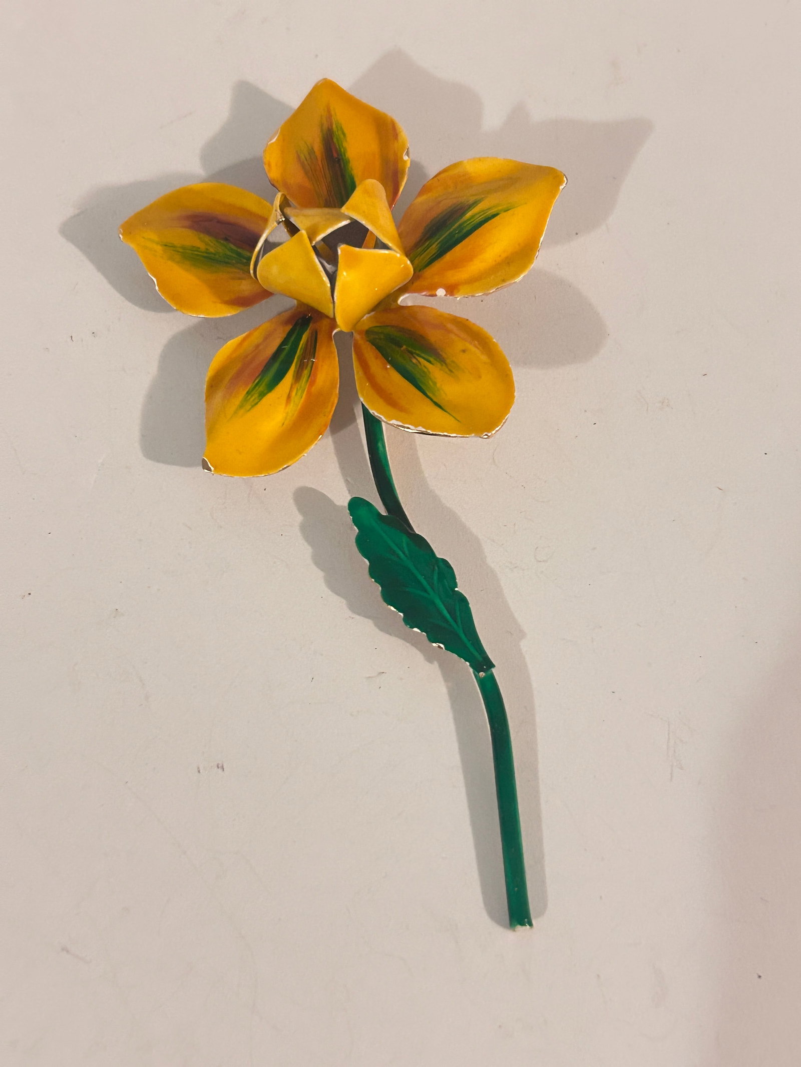 1950’s Sunburst Gold Daisy Flower on Green Stem Enamel Metal Pin Brooch: 1950’s Sunburst Gold Daisy Flower on Green Stem Enamel Metal Pin Brooch Please view all photos as they are part of the description and condition of this Item, Feel free to contact me with questions 