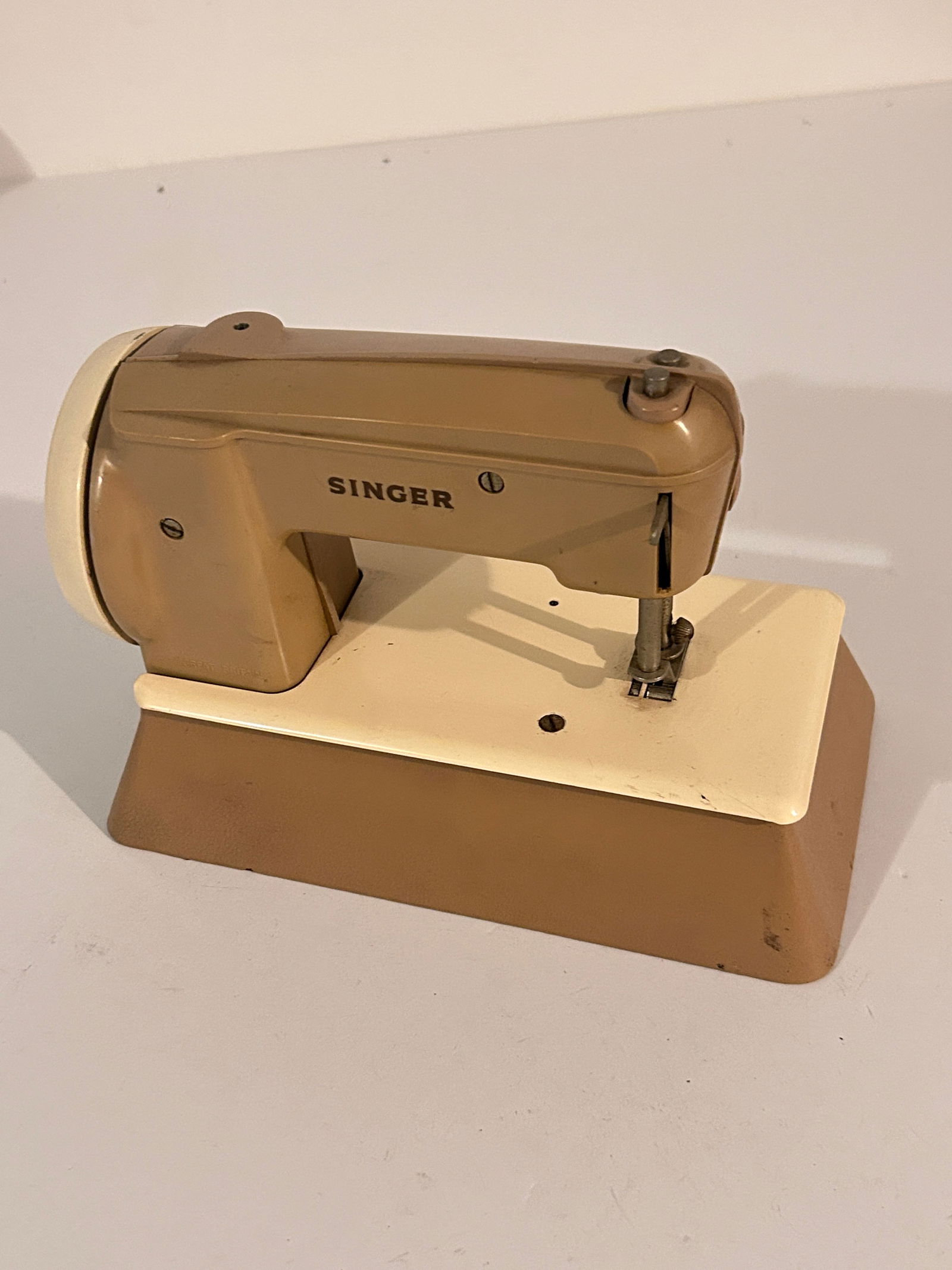 Vintage 1960s Singer Sewhandy Hand Crank Sewing Machine Great Britain (1 of 6)
