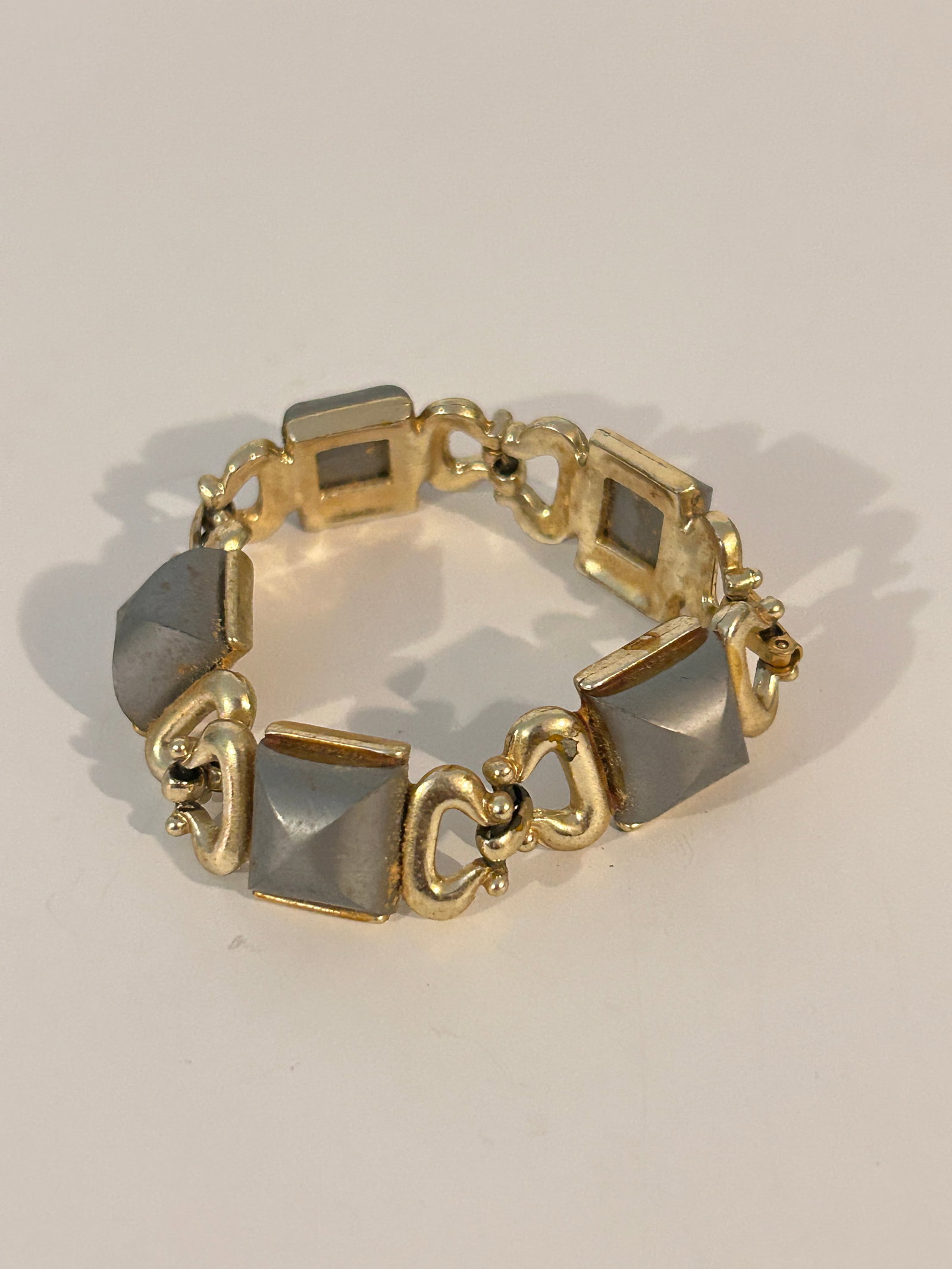 Vintage goldtone Bracelet 7": Vintage goldtone Bracelet 7" Please view all photos as they are part of the description and condition of this Item, Feel free to contact me with questions or picture requests! Used Item AS IS