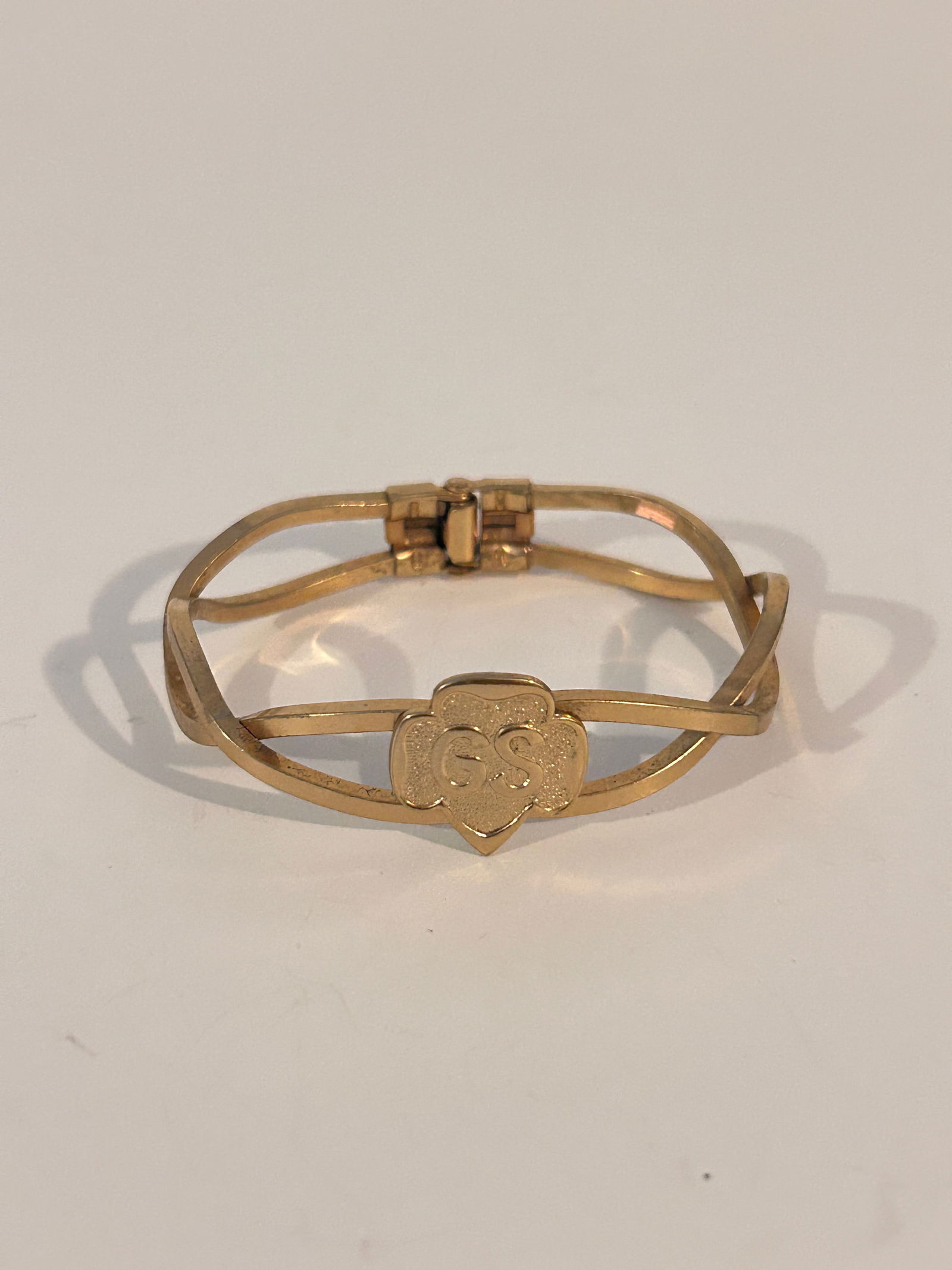 Vintage Goldtone Girl Scout hinged Bracelet 7": Vintage Goldtone Girl Scout hinged Bracelet 7" Please view all photos as they are part of the description and condition of this Item, Feel free to contact me with questions or picture requests! Used I