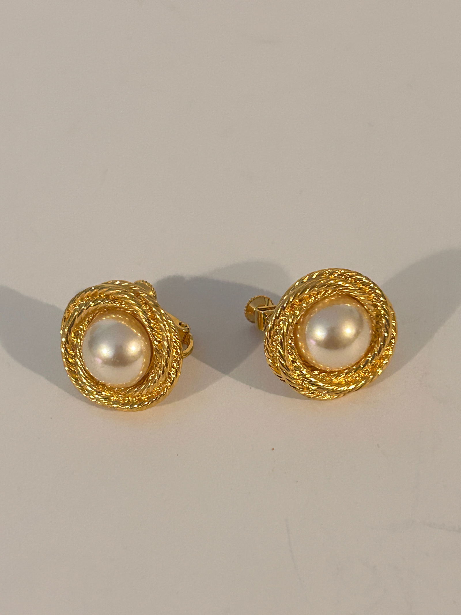 Vintage Goldtone Napier Earrings: Vintage Goldtone Napier Earrings Please view all photos as they are part of the description and condition of this Item, Feel free to contact me with questions or picture requests! Used Item AS IS