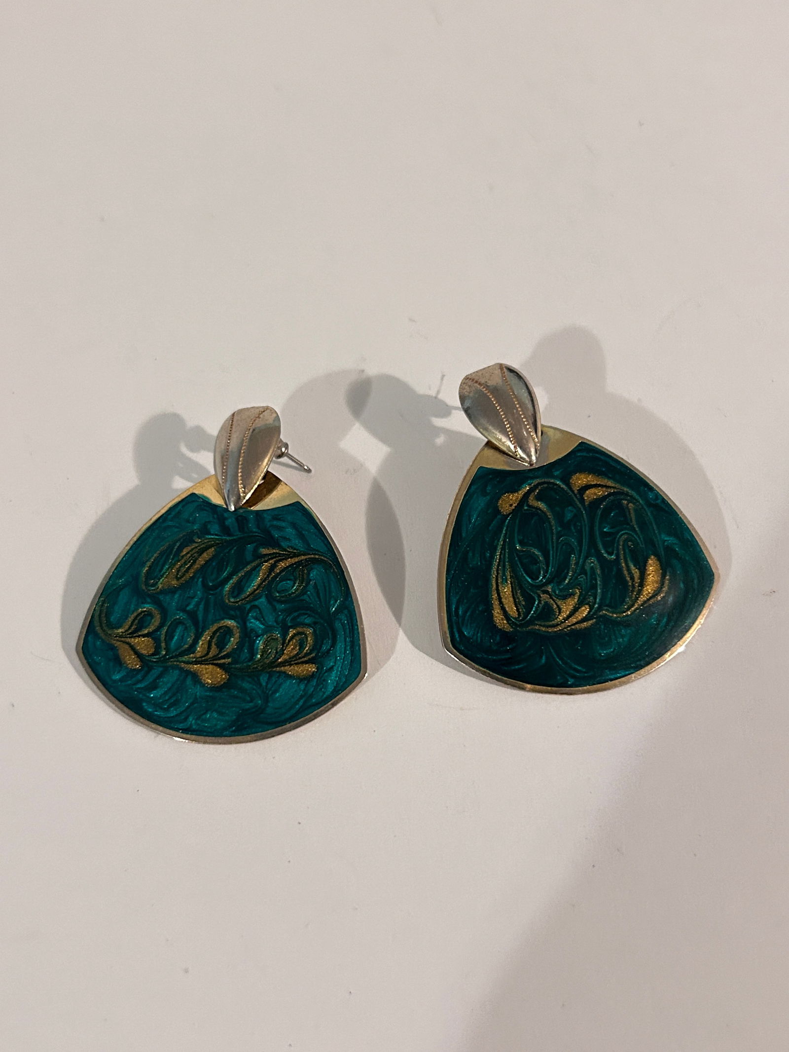 Vintage Green Enamel Earrings: Vintage Green Enamel Earrings Please view all photos as they are part of the description and condition of this Item, Feel free to contact me with questions or picture requests! Used Item AS IS