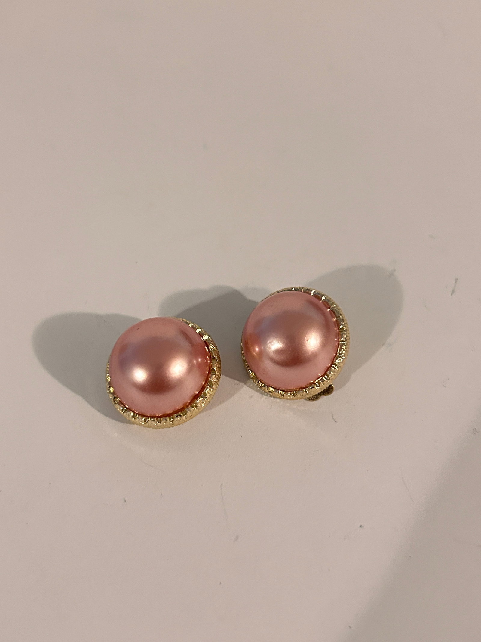 Vintage Hong Kong pink Earrings: Vintage Hong Kong pink Earrings Please view all photos as they are part of the description and condition of this Item, Feel free to contact me with questions or picture requests! Used Item AS IS