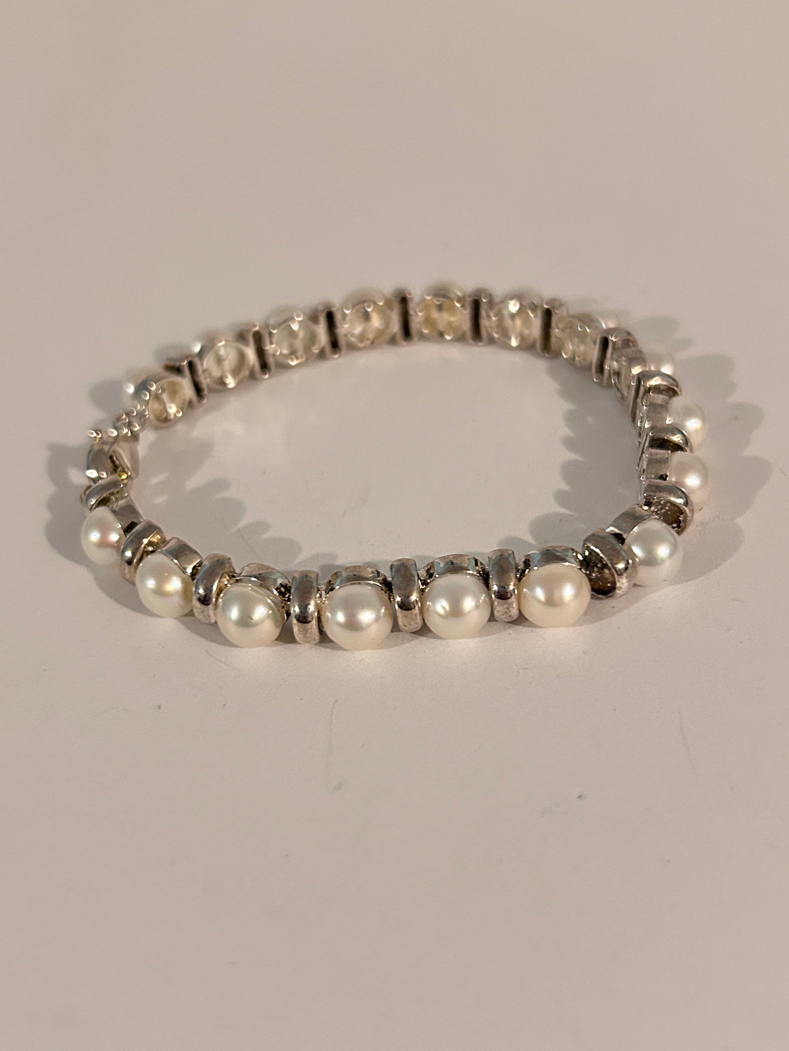 Vintage Sterling Silver Classic Pearl Bracelet likely made with cultured freshwater pearls 7": Vintage Sterling Silver Classic Pearl Bracelet likely made with cultured freshwater pearls 7" Please view all photos as they are part of the description and condition of this Item, Feel free to contac