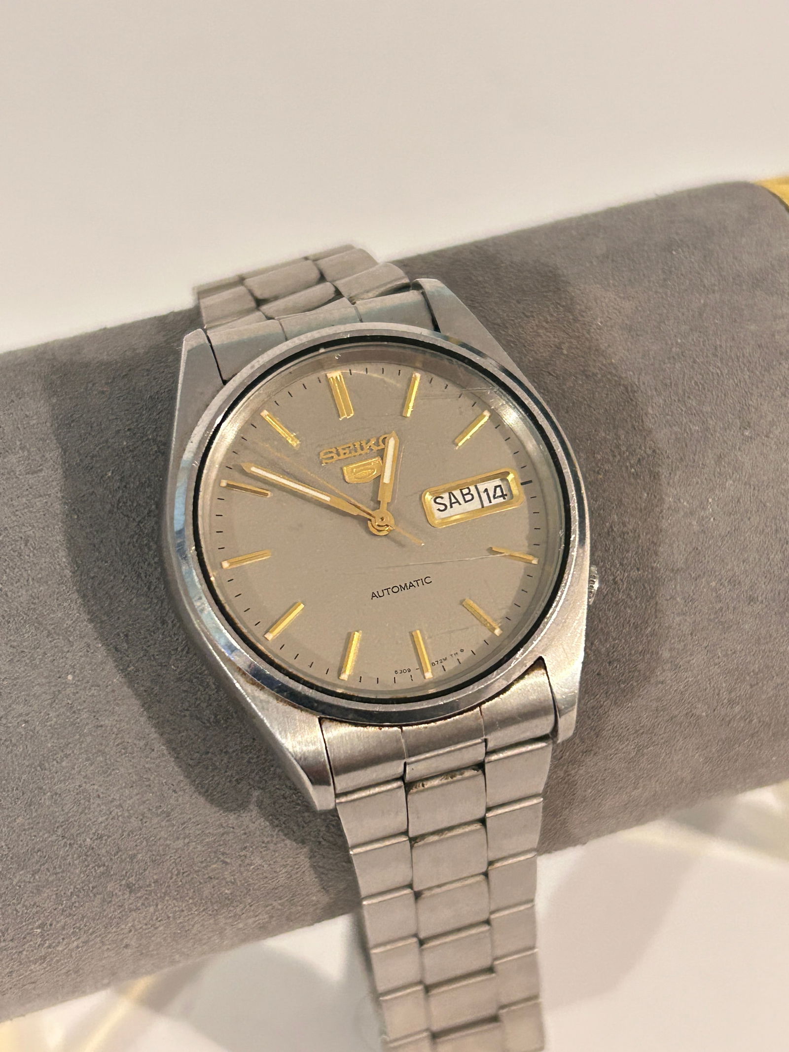 Vintage Seiko 5 Automatic Working Watch 6309-872M light scratches (1 of 5)