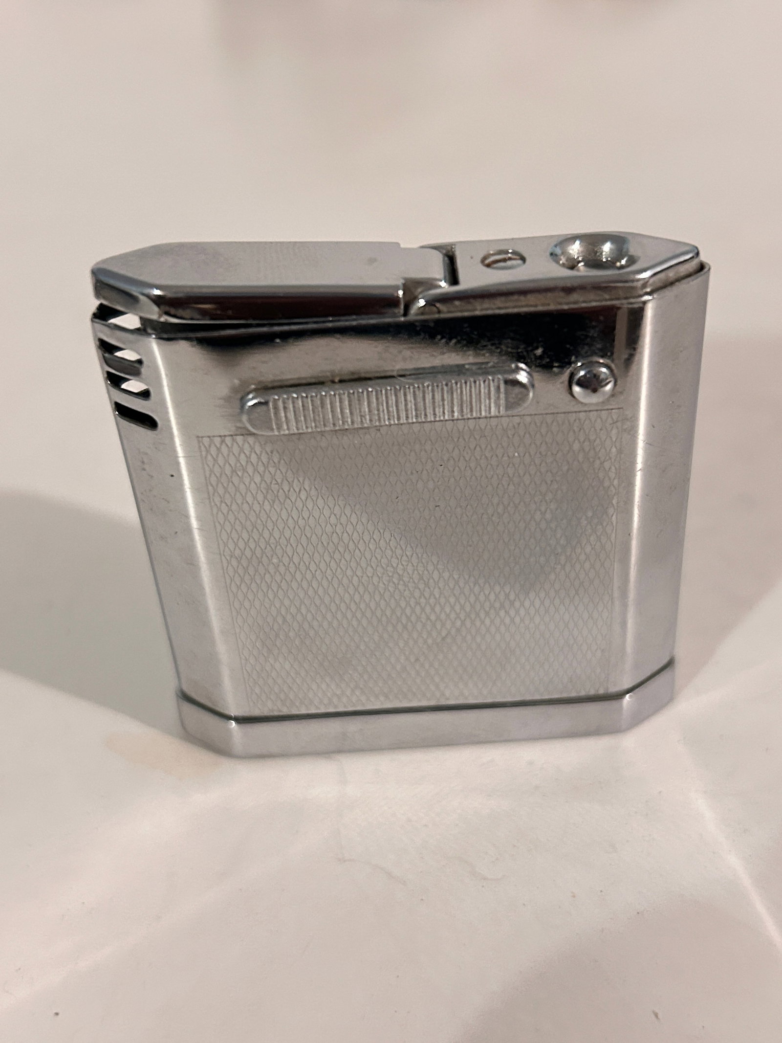 Vintage Magna lighter top doesent close all th way: Vintage Magna lighter top doesent close all th way Please view all photos as they are part of the description and condition of this Item, Feel free to contact me with questions or picture requests! Us