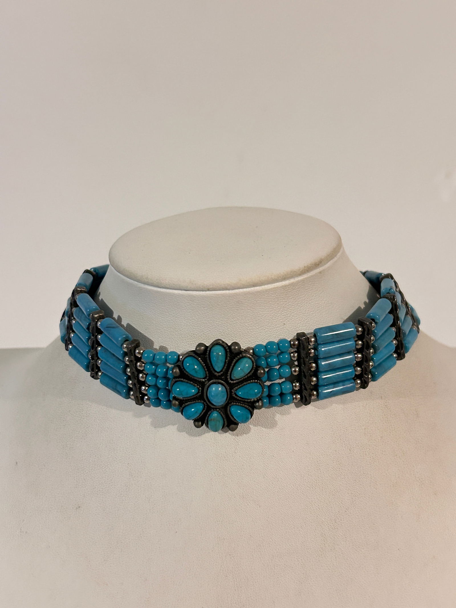 Vintage Faux Turquoise Bead Necklace 21": Vintage Faux Turquoise Bead Necklace 21" Please view all photos as they are part of the description and condition of this Item, Feel free to contact me with questions or picture requests! Used Item AS