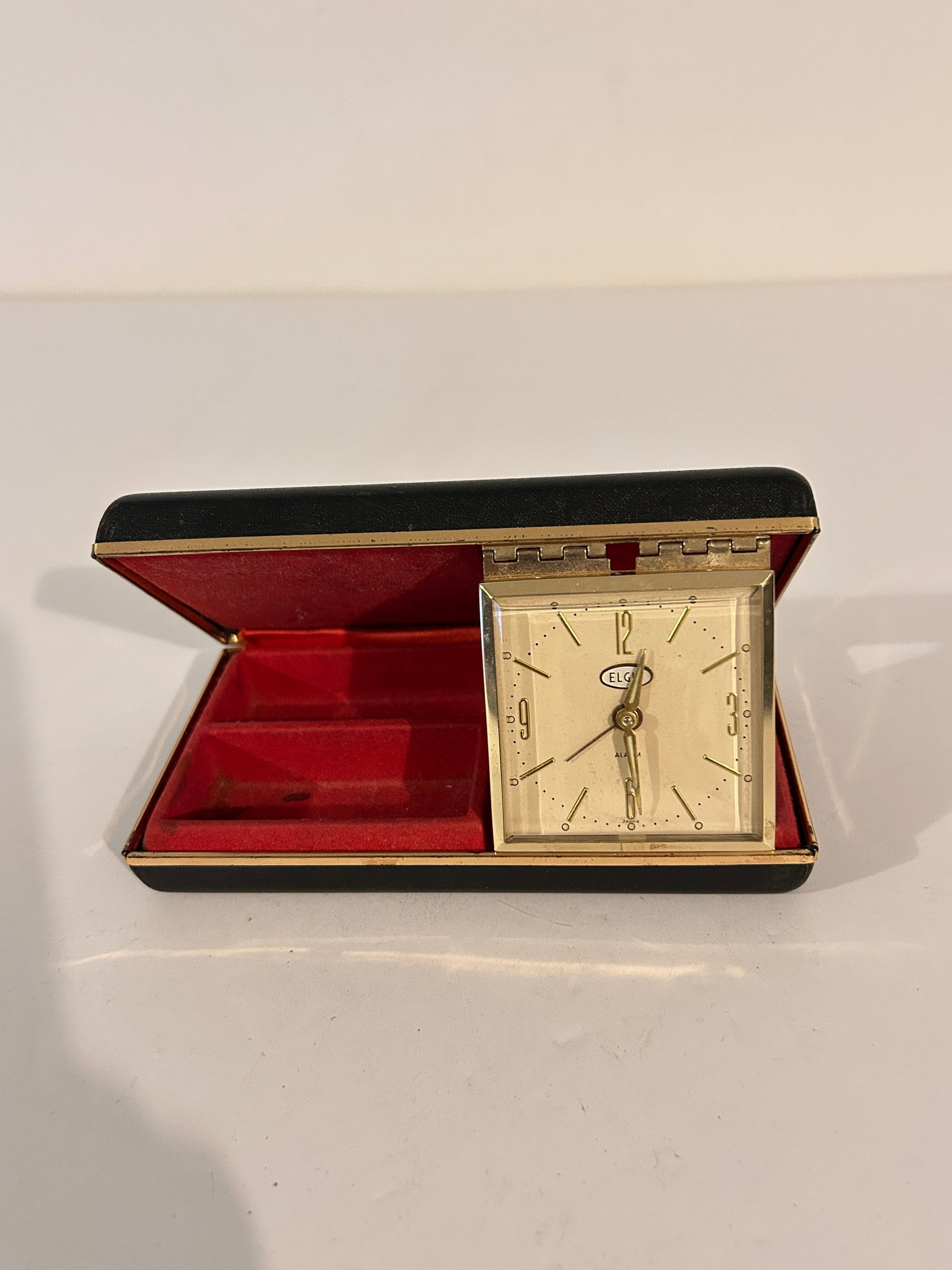 vintage Elgin travel alarm Avis clock: vintage Elgin travel alarm Avis clock Please view all photos as they are part of the description and condition of this Item, Feel free to contact me with questions or picture requests! Used Item AS IS