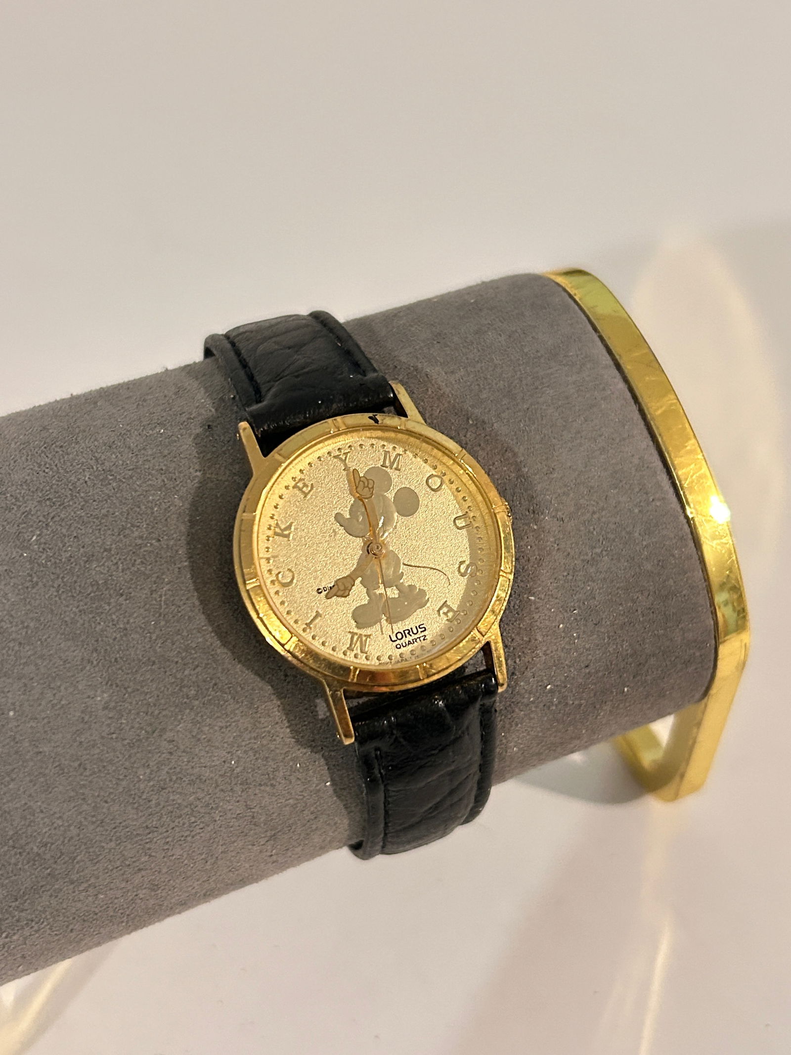 Disney Mickey Mouse Watch Lorus Gold tone working: Disney Mickey Mouse Watch Lorus Gold tone working Please view all photos as they are part of the description and condition of this Item, Feel free to contact me with questions or picture requests! Use