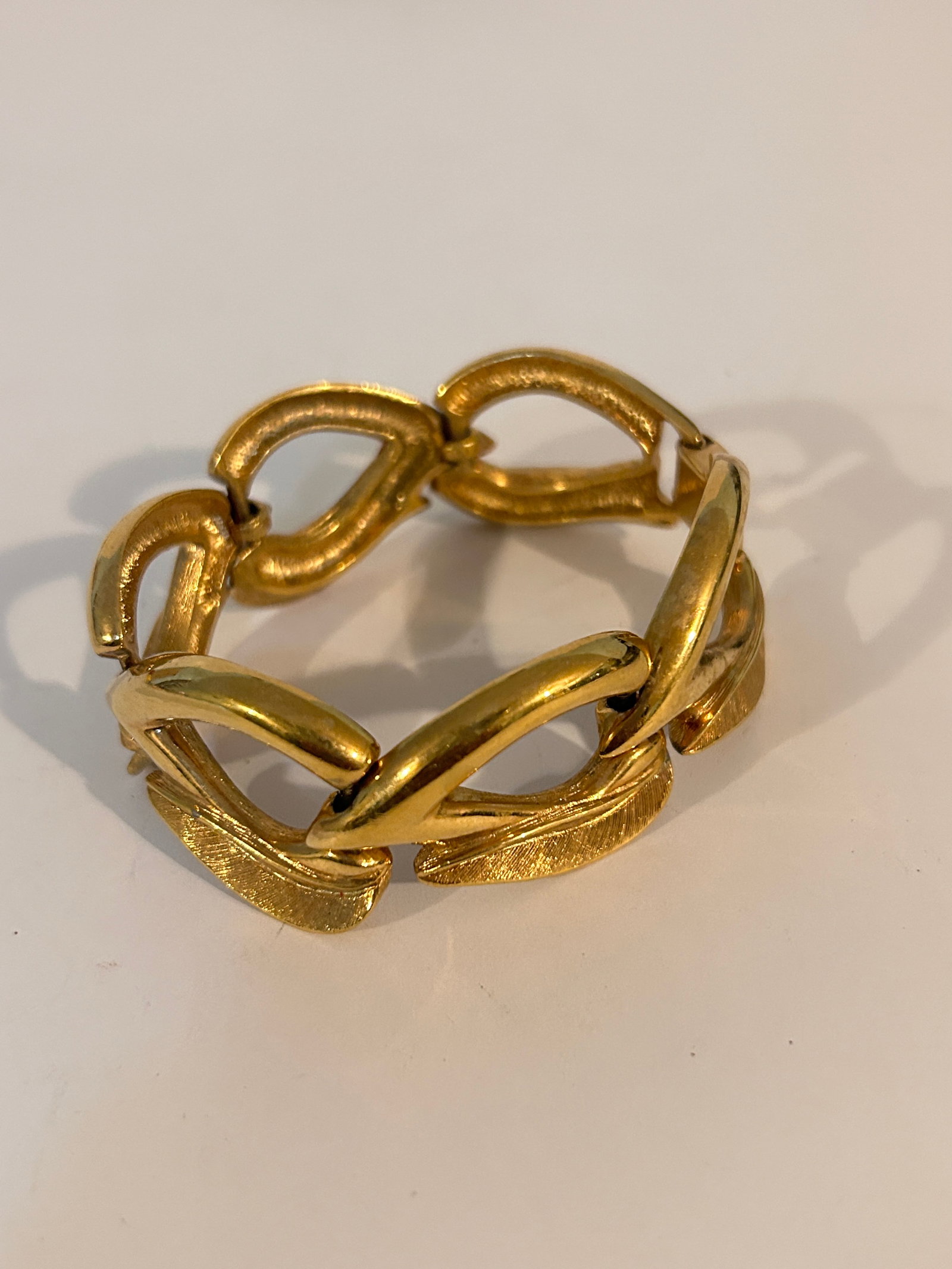 Vintage goldtone heavy Bracelet 7": Vintage goldtone heavy Bracelet 7" Please view all photos as they are part of the description and condition of this Item, Feel free to contact me with questions or picture requests! Used Item AS IS