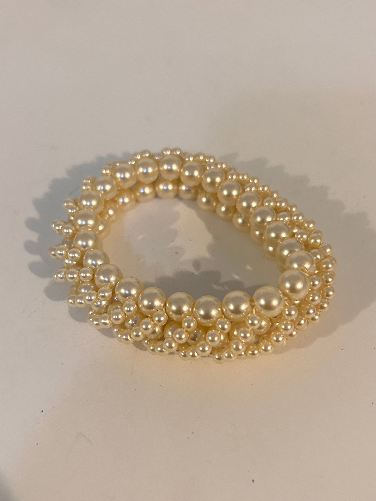 Vintage Faux Pearl bead stretch Bracelet: Vintage Faux Pearl bead stretch Bracelet Please view all photos as they are part of the description and condition of this Item, Feel free to contact me with questions or picture requests! Used Item AS