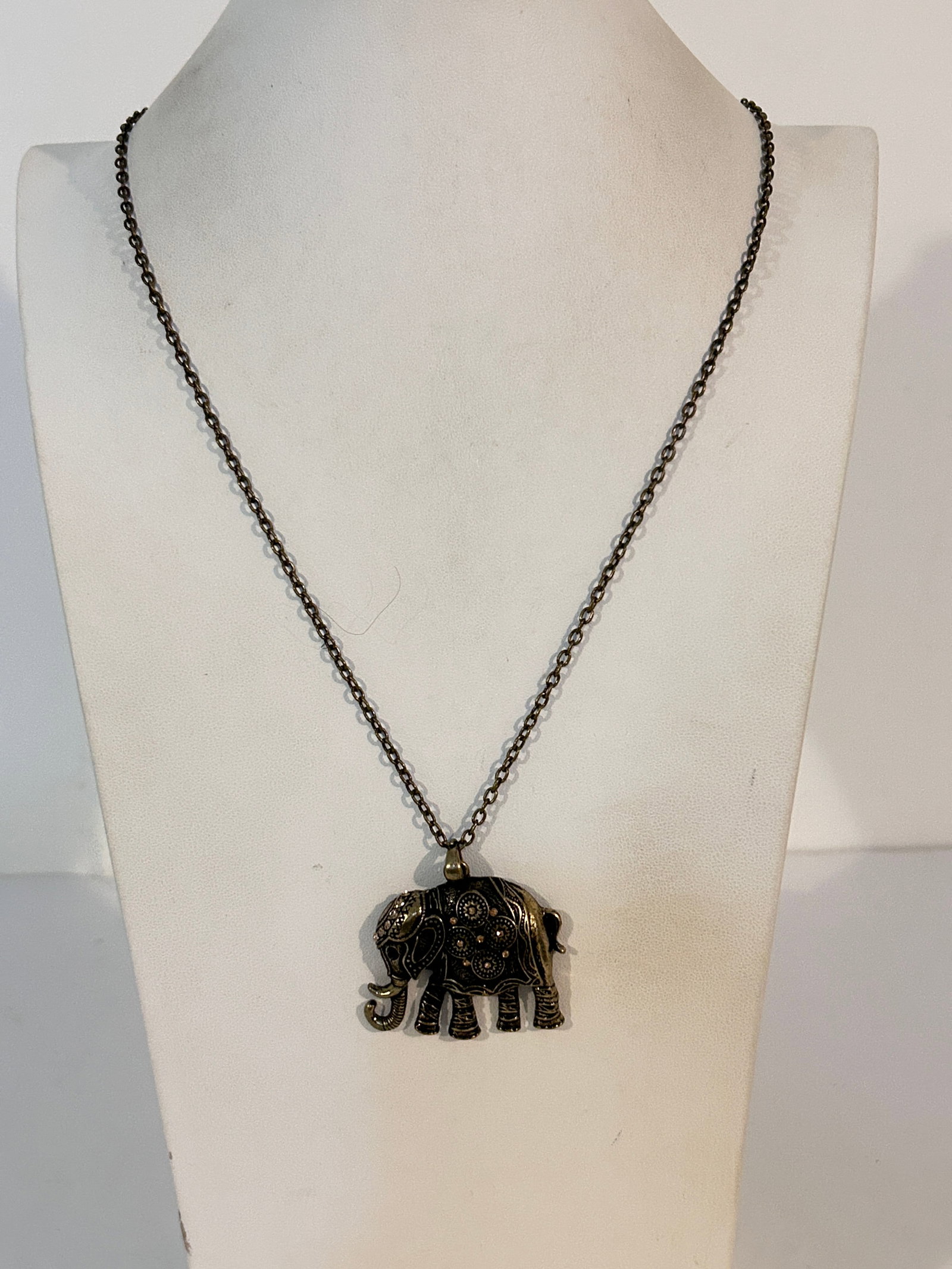 Vintage Elephant pendant rhinestone Necklace 32": Vintage Elephant pendant rhinestone Necklace 32" Please view all photos as they are part of the description and condition of this Item, Feel free to contact me with questions or picture requests! Used