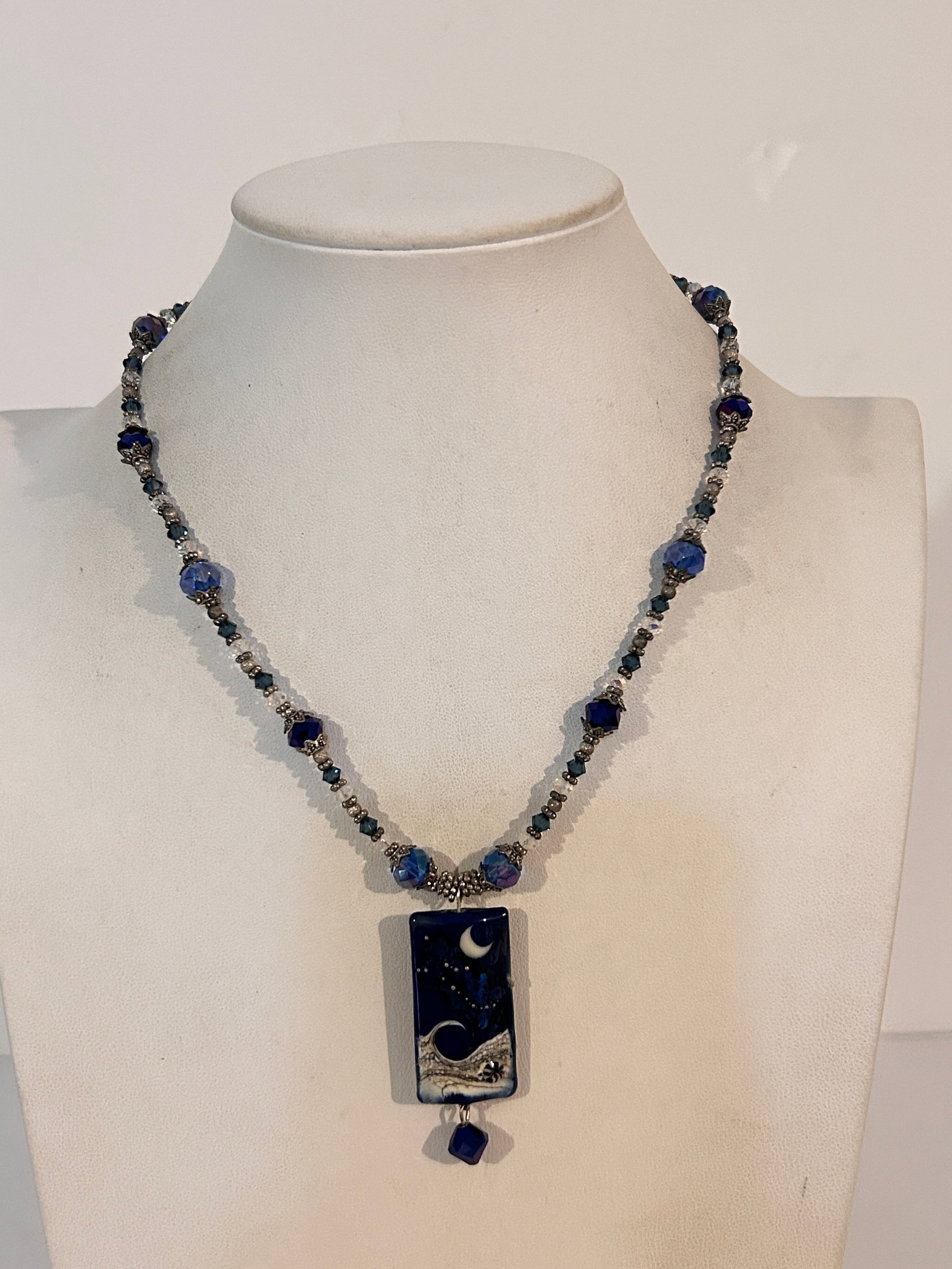 Vintage blue glass bead pendant Necklace 17": Vintage blue glass bead pendant Necklace 17" Please view all photos as they are part of the description and condition of this Item, Feel free to contact me with questions or picture requests! Used Ite