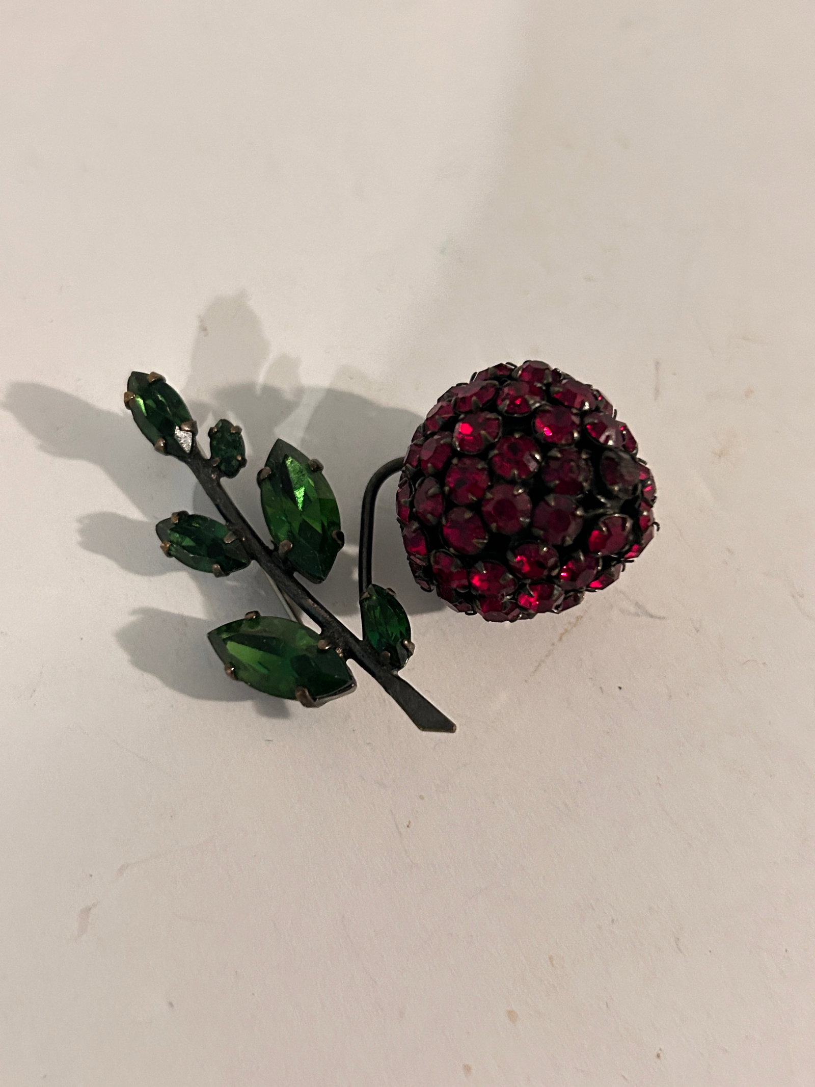 Vintage Unsigned Schreiner Red Berry w Green Leaves Brooch: Vintage Unsigned Schreiner Red Berry w Green Leaves Brooch Please view all photos as they are part of the description and condition of this Item, Feel free to contact me with questions or picture requ