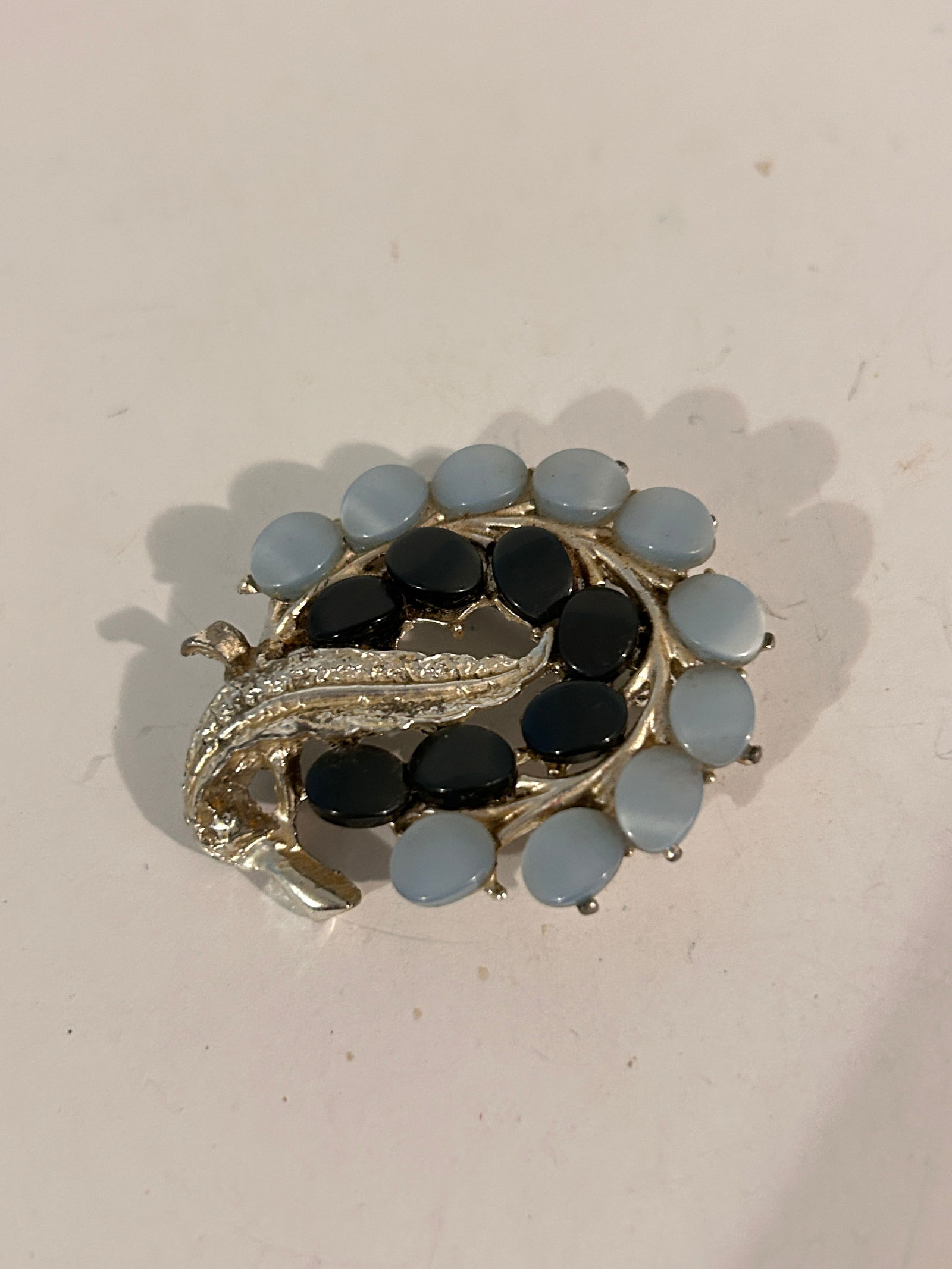 Vintage Blue Lucite Brooch: Vintage Blue Lucite Brooch Please view all photos as they are part of the description and condition of this Item, Feel free to contact me with questions or picture requests! Used Item AS IS