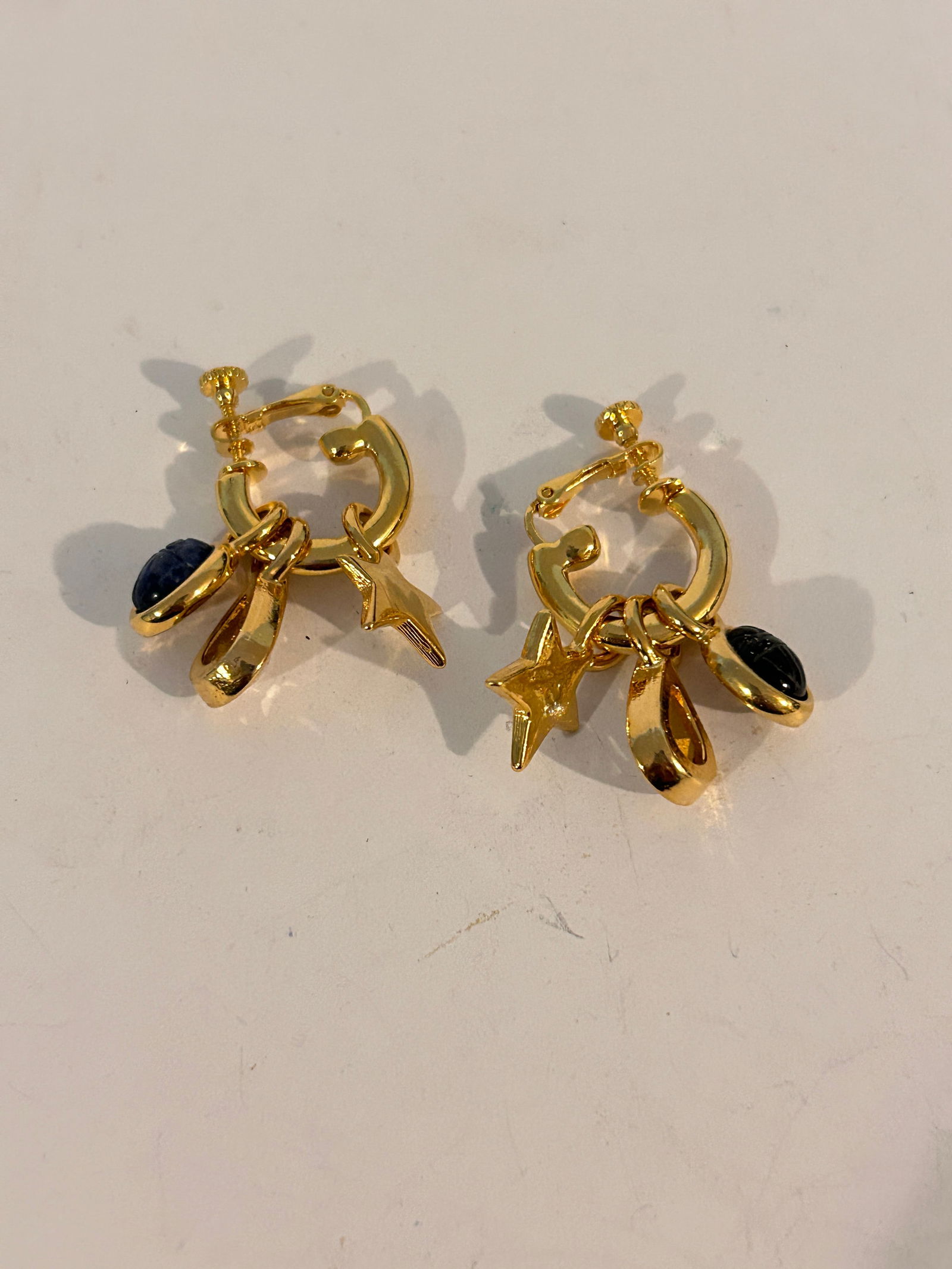 Vintage Gold tone Joan Rivers Earrings: Vintage Gold tone Joan Rivers Earrings Please view all photos as they are part of the description and condition of this Item, Feel free to contact me with questions or picture requests! Used Item AS I