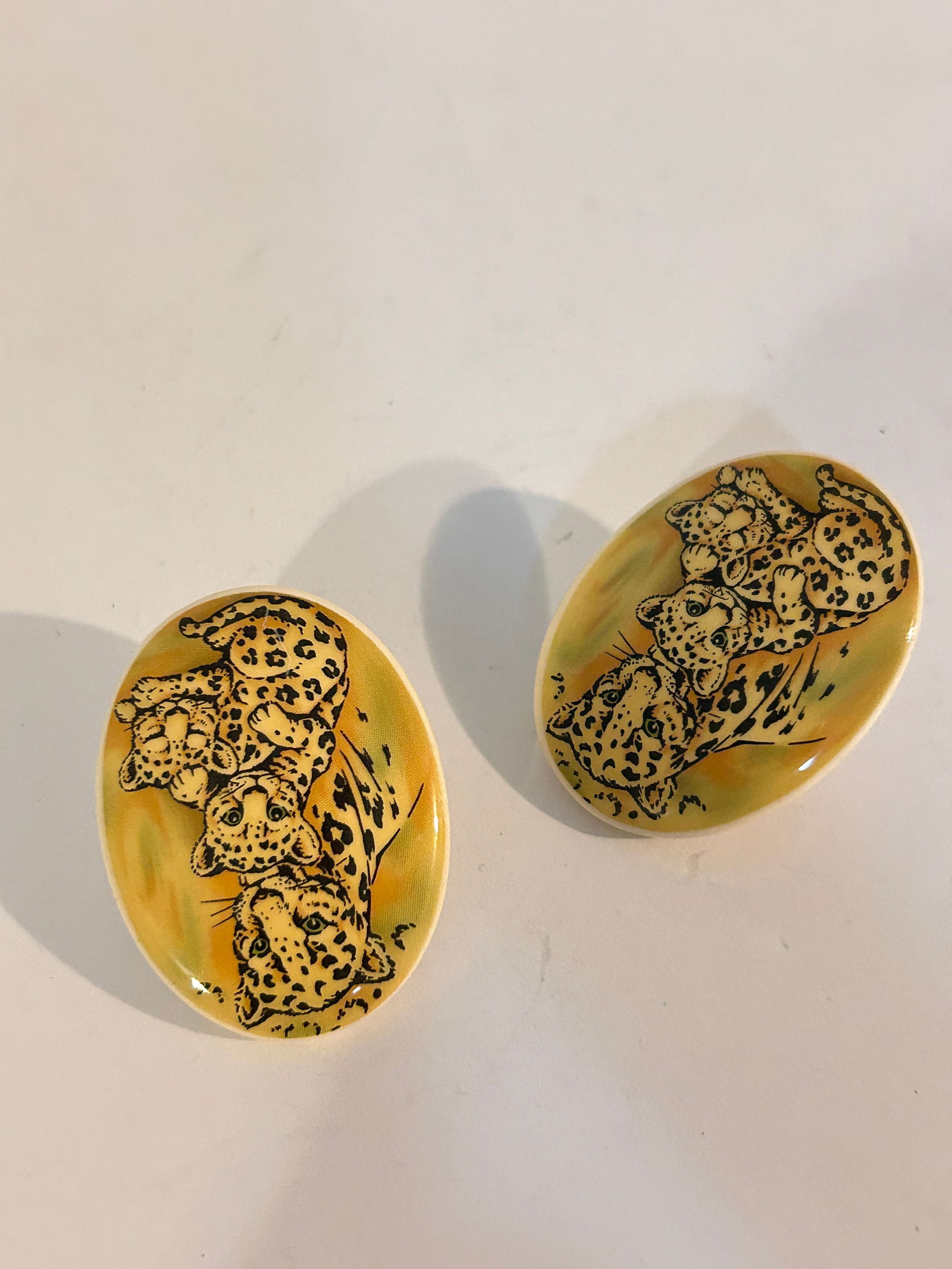 VTG Lee Sands Leopard Ceramic Earrings: VTG Lee Sands Leopard Ceramic Earrings Please view all photos as they are part of the description and condition of this Item, Feel free to contact me with questions or picture requests! Used Item AS I