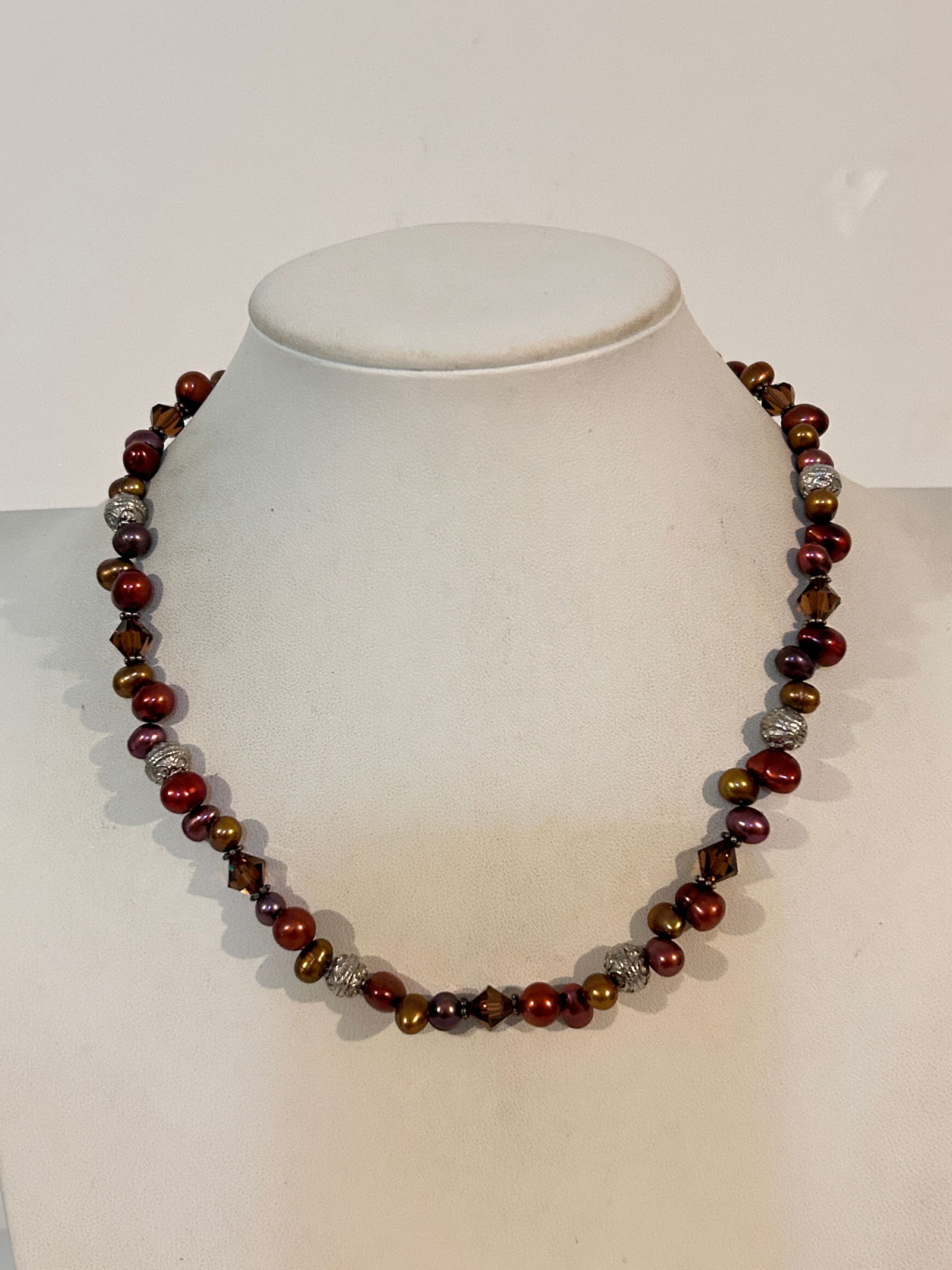 Vintage Swarovski Crystal pearl Necklace 17": Vintage Swarovski Crystal pearl Necklace 17" Please view all photos as they are part of the description and condition of this Item, Feel free to contact me with questions or picture requests! Used Ite