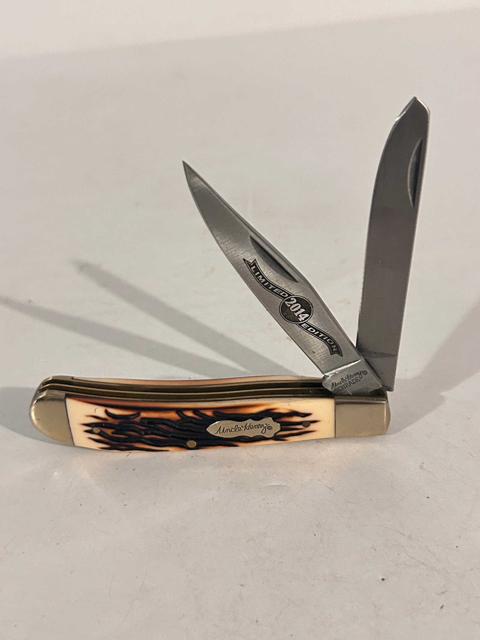 Uncle Henry Pro Trapper 285UH slipjoint pocket knife: Uncle Henry Pro Trapper 285UH slipjoint pocket knife Please view all photos as they are part of the description and condition of this Item, Feel free to contact me with questions or picture requests! 