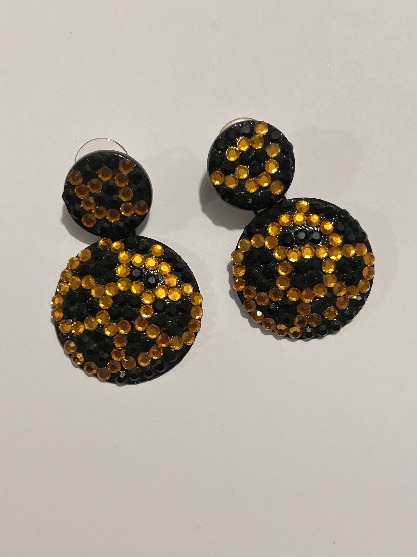 Vintage Figure 8 Fashion Earrings: Vintage Figure 8 Fashion Earrings Please view all photos as they are part of the description and condition of this Item, Feel free to contact me with questions or picture requests! Used Item AS IS