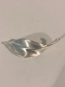 Vintage Liz Claiborne leaf silvertone Brooch Pin