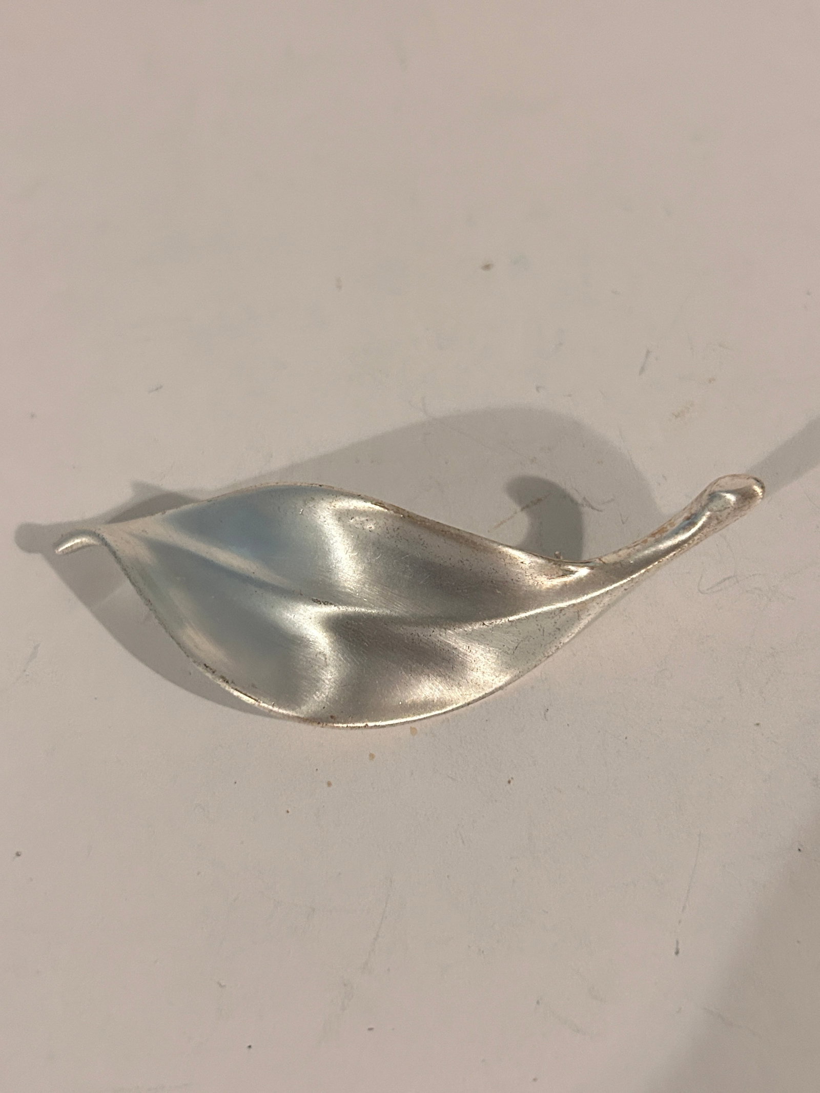 Vintage Liz Claiborne leaf silvertone Brooch Pin: Vintage Liz Claiborne leaf silvertone Brooch Pin Please view all photos as they are part of the description and condition of this Item, Feel free to contact me with questions or picture requests! Used