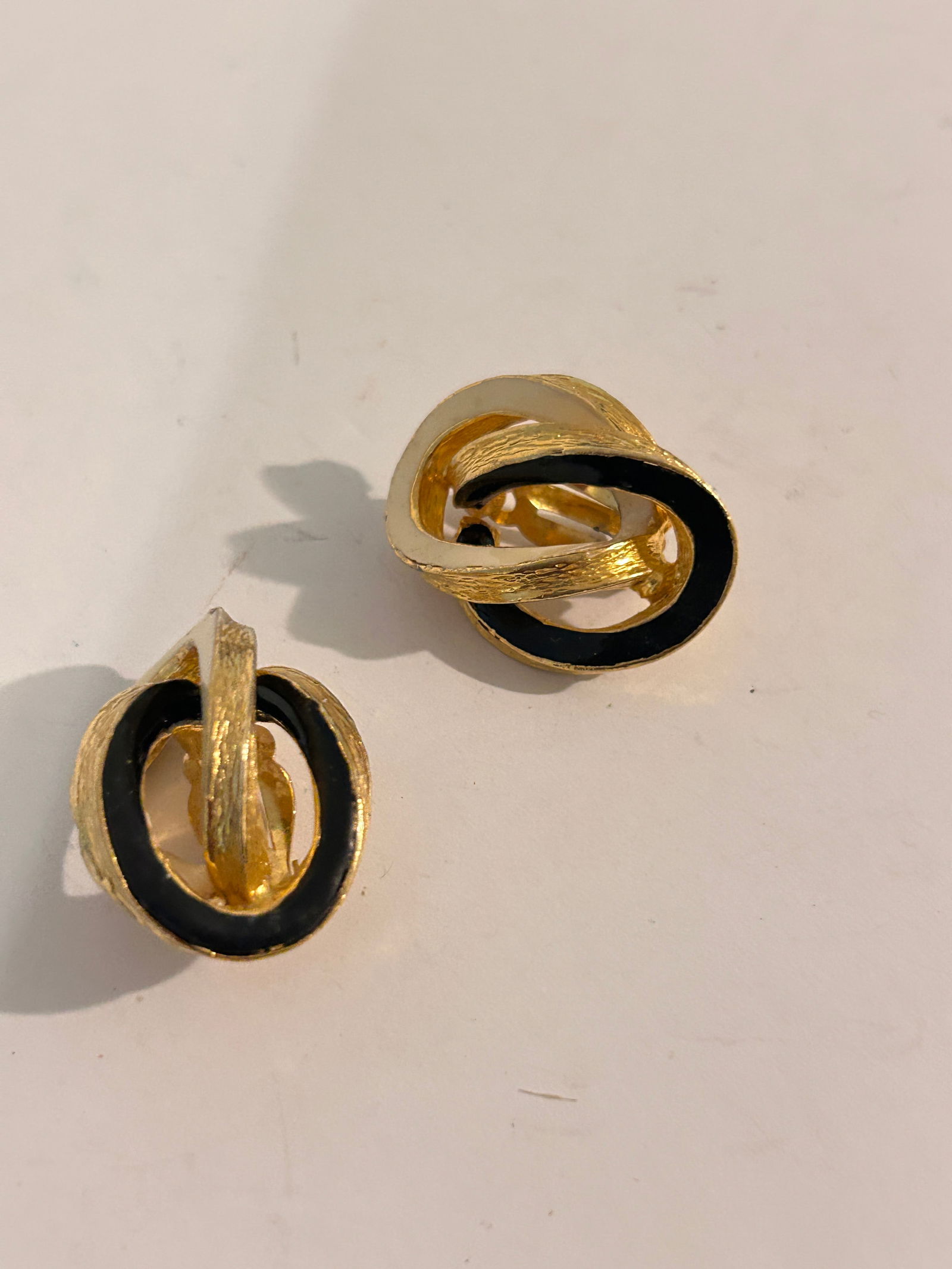 Vintage Earrings: Vintage Earrings Please view all photos as they are part of the description and condition of this Item, Feel free to contact me with questions or picture requests! Used Item AS IS