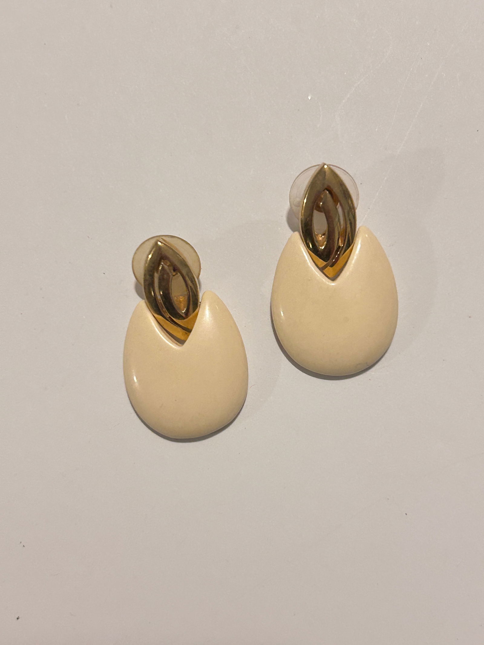 Vintage Gold tone Acrylic Fashion Earrings: Vintage Gold tone Acrylic Fashion Earrings Please view all photos as they are part of the description and condition of this Item, Feel free to contact me with questions or picture requests! Used Item