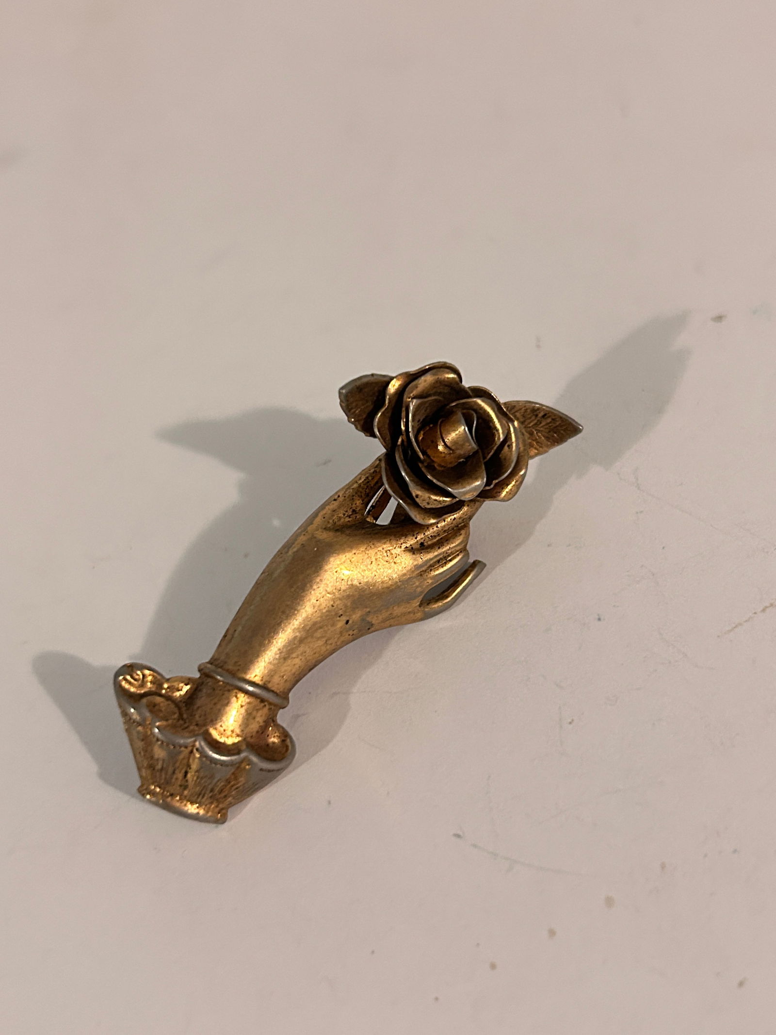 Vintage Coro Goldtone friendship Brooch Hand Flowers: Vintage Coro Goldtone friendship Brooch Hand Flowers Please view all photos as they are part of the description and condition of this Item, Feel free to contact me with questions or picture requests!