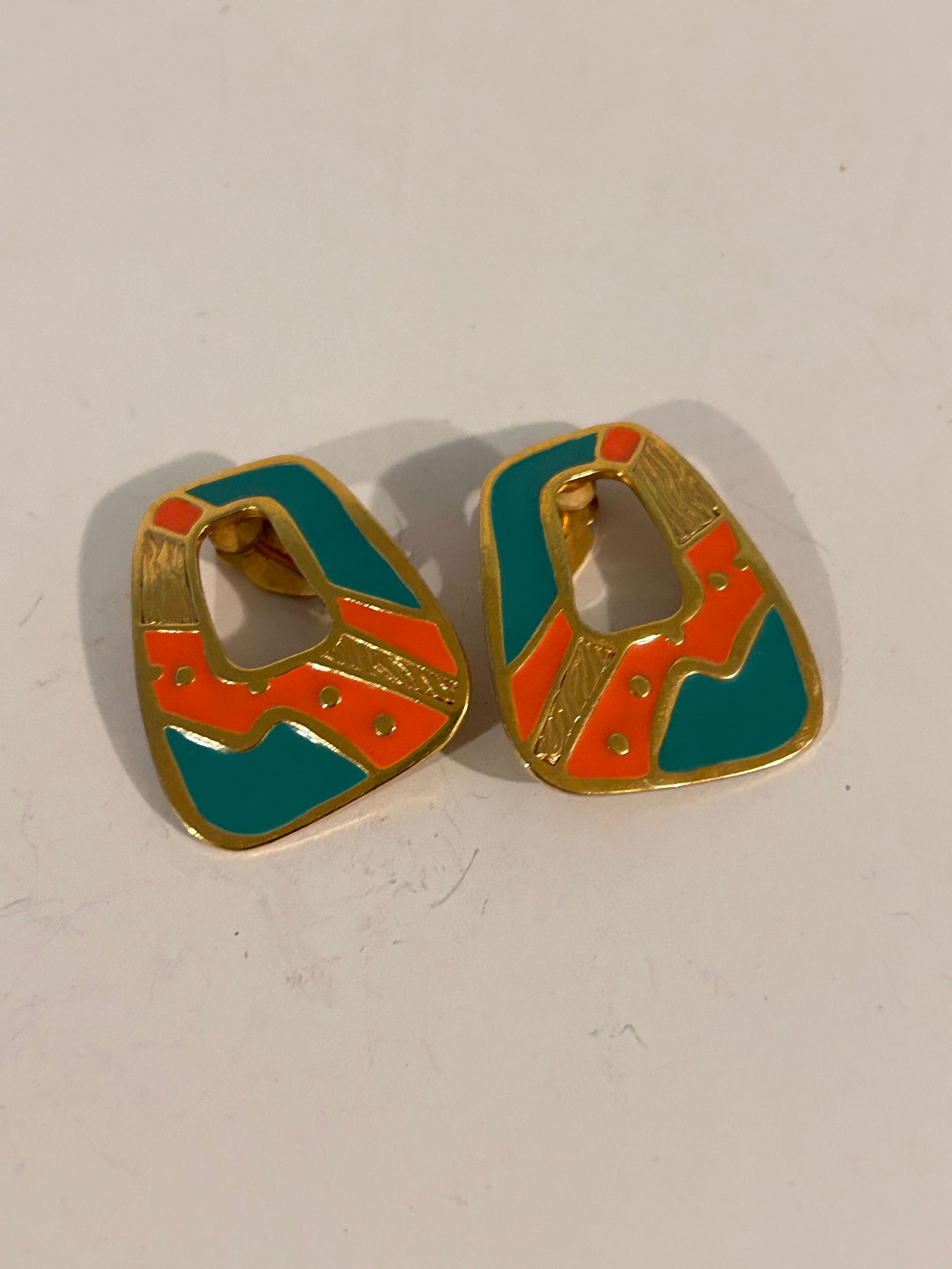 Vintage Earrings: Vintage Earrings Please view all photos as they are part of the description and condition of this Item, Feel free to contact me with questions or picture requests! Used Item AS IS