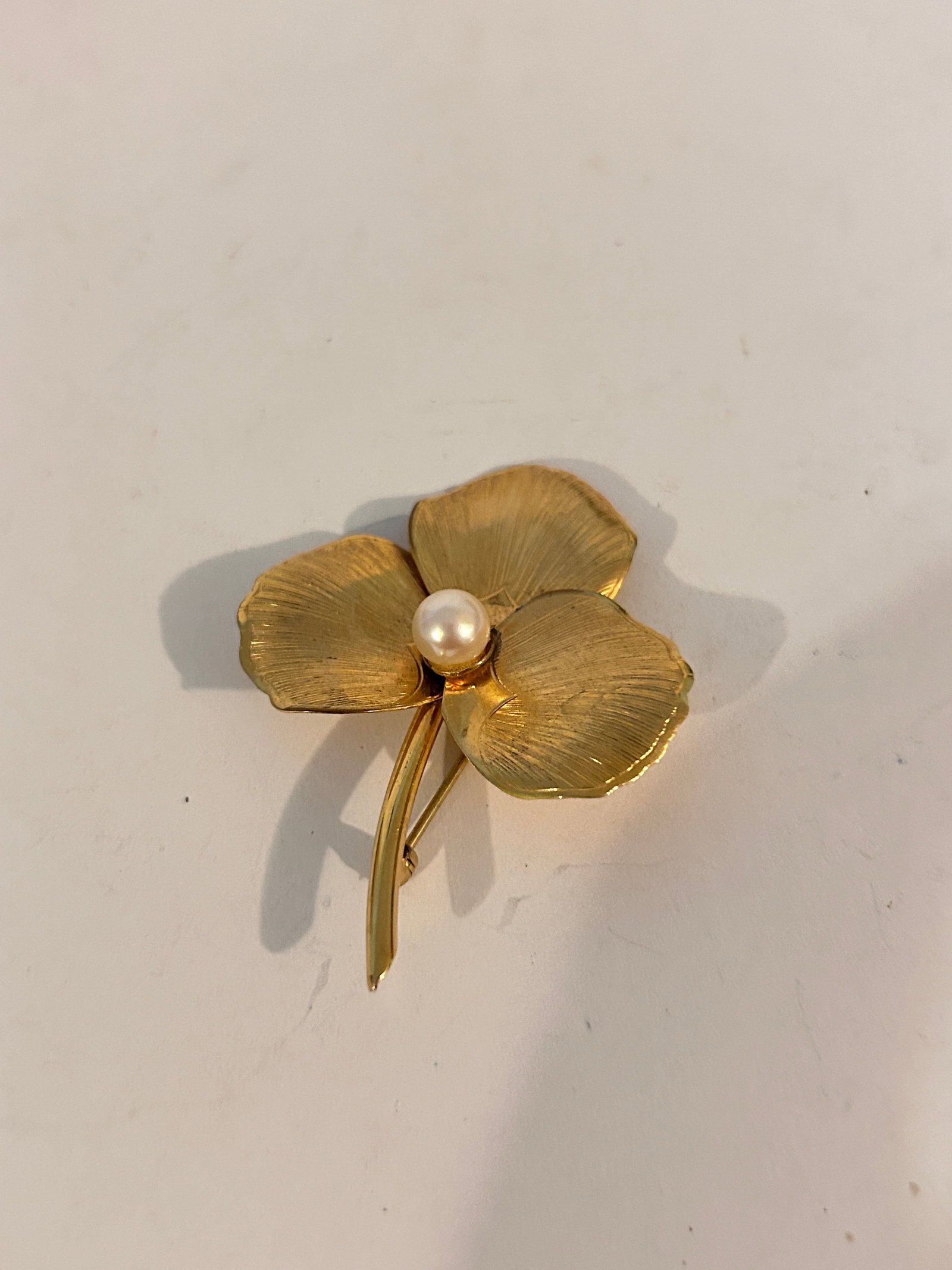 Vintage Winard Brooch 12K Gold Filled Natural Genuine Pearl Flower Clover: Vintage Winard Brooch 12K Gold Filled Natural Genuine Pearl Flower Clover Please view all photos as they are part of the description and condition of this Item, Feel free to contact me with questions 