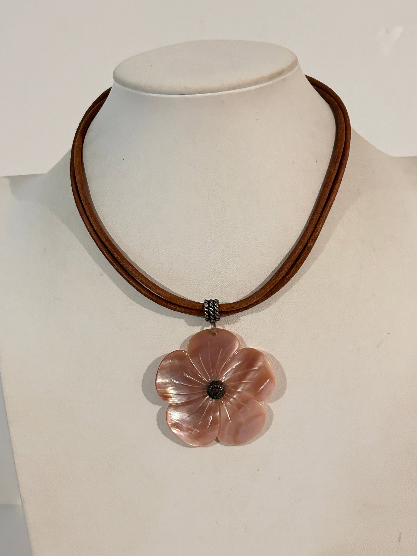 Carolyn Pollack 925 Sterling Silver Floral Mother Of Pearl Pendant necklace 11": Carolyn Pollack 925 Sterling Silver Floral Mother Of Pearl Pendant necklace 11" Please view all photos as they are part of the description and condition of this Item, Feel free to contact me with ques
