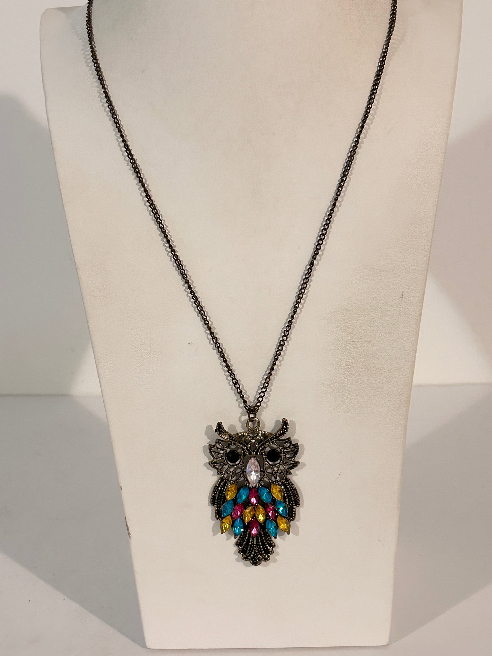 Vintage Owl rhinestone pendant Necklace 28": Vintage Owl rhinestone pendant Necklace 28" Please view all photos as they are part of the description and condition of this Item, Feel free to contact me with questions or picture requests! Used Item