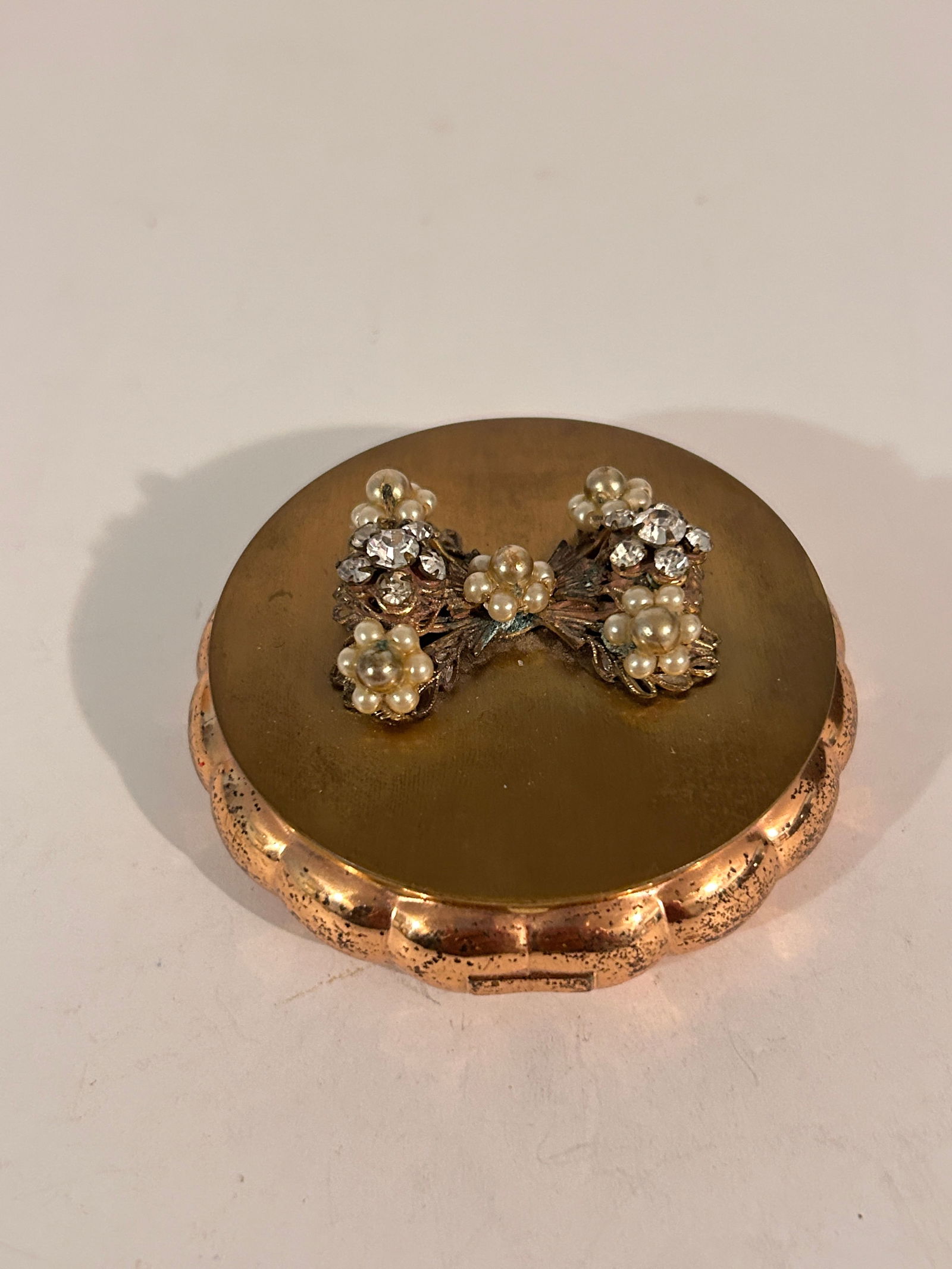 Vintage Majestic brass Pill Box or powder compact: Vintage Majestic brass Pill Box or powder compact Please view all photos as they are part of the description and condition of this Item, Feel free to contact me with questions or picture requests! Use