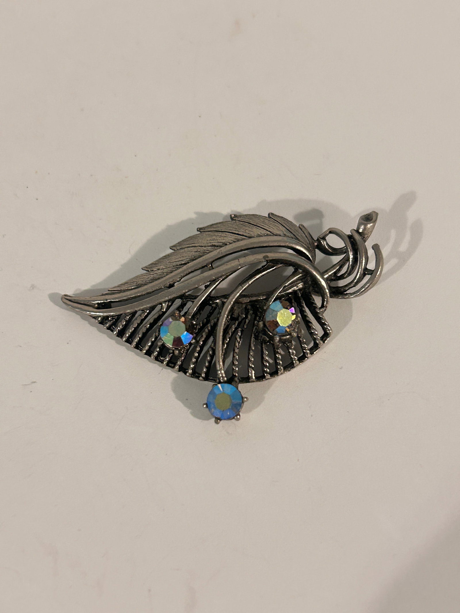 Vintage Rhinestone Brooch: Vintage Rhinestone Brooch Please view all photos as they are part of the description and condition of this Item, Feel free to contact me with questions or picture requests! Used Item AS IS