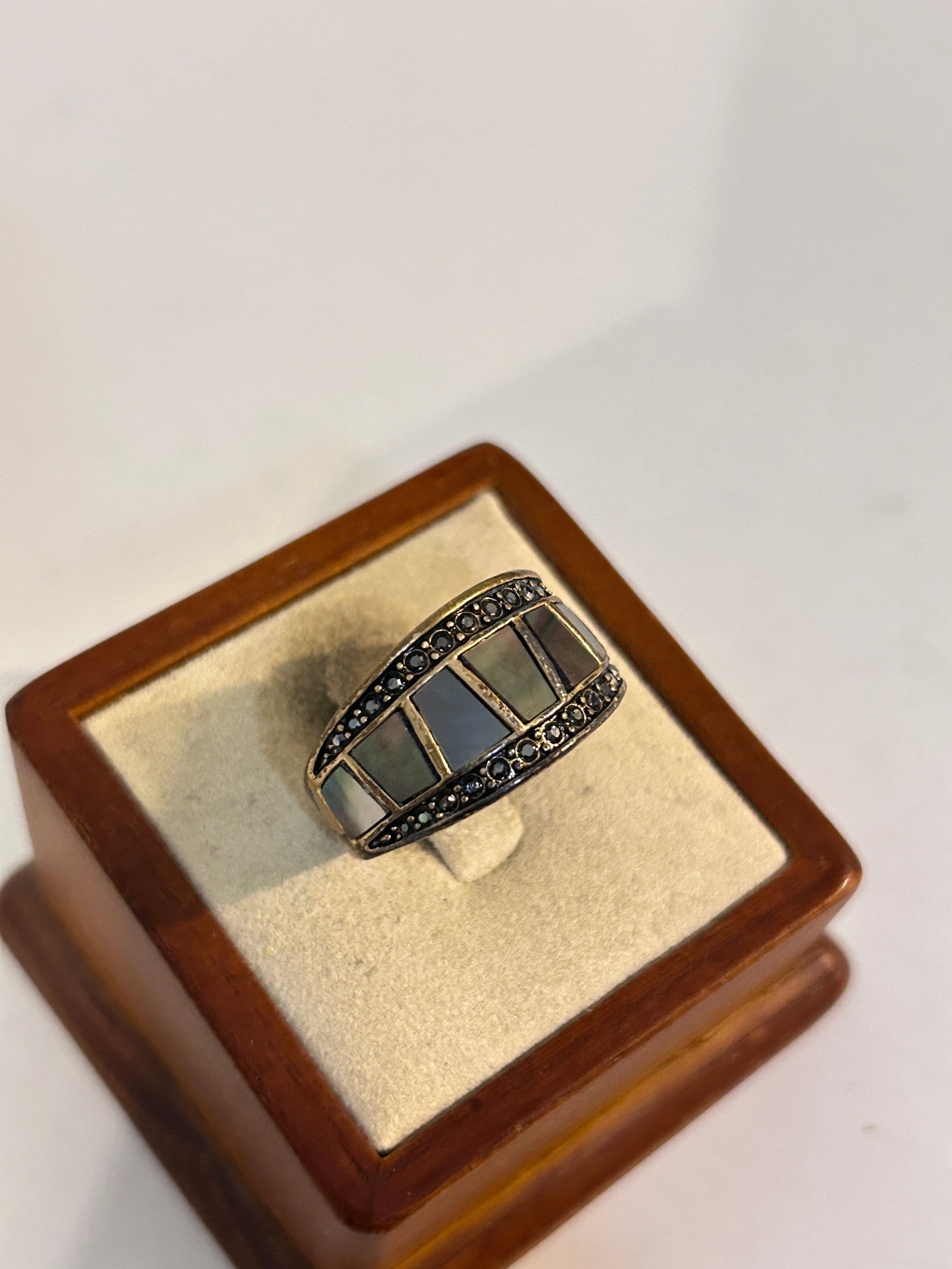 Vintage Lia Sophia mother of pearl Custom Ring 9: Vintage Lia Sophia mother of pearl Custom Ring 9 Please view all photos as they are part of the description and condition of this Item, Feel free to contact me with questions or picture requests! Used