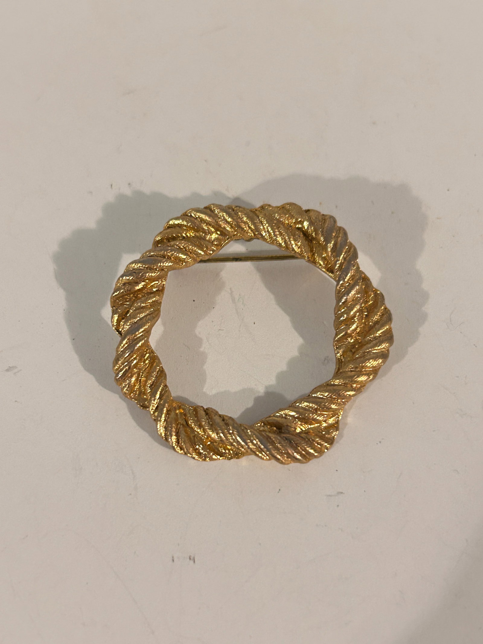 Vintage Gold Tone AJC Wreath Brooch: Vintage Gold Tone AJC Wreath Brooch Please view all photos as they are part of the description and condition of this Item, Feel free to contact me with questions or picture requests! Used Item AS IS